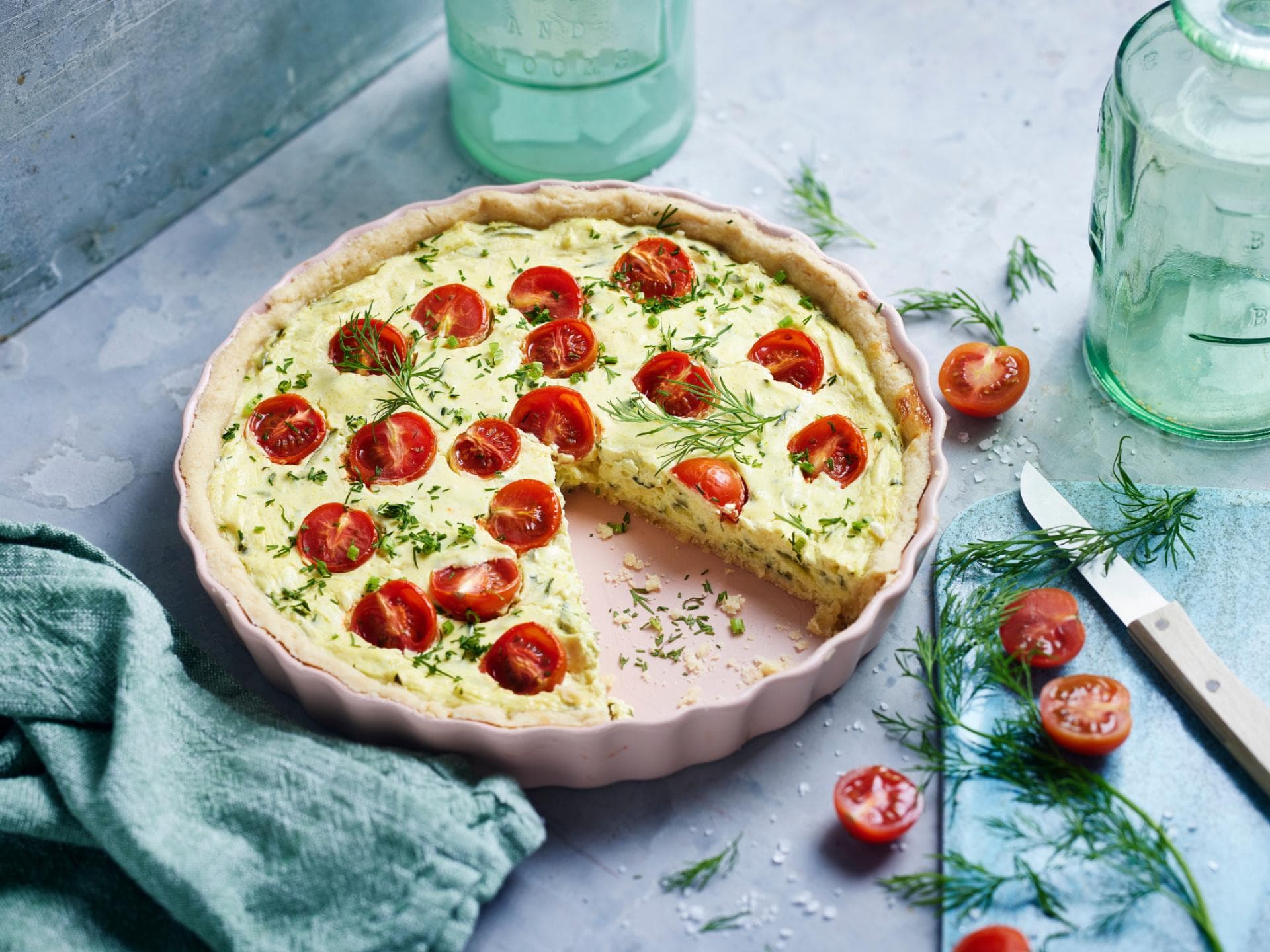 Zucchini-Quiche mit Tofu und Tomaten