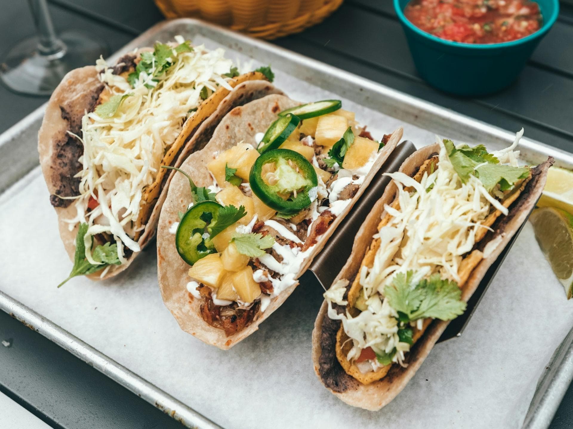 Tacos mit verschiedenen Toppings Tacos mit verschiedenen Toppings