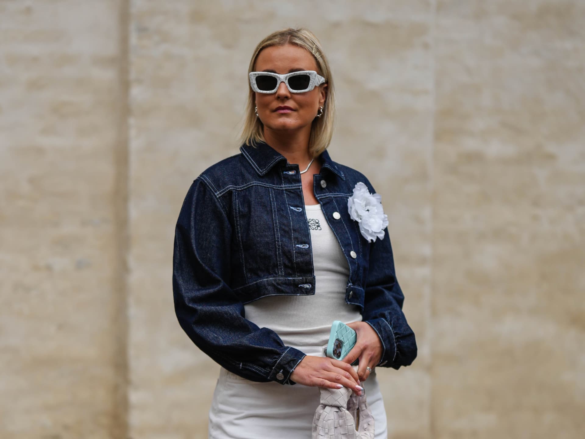 Frau mit Ansteckblume auf der Kopenhagen Fashion Week