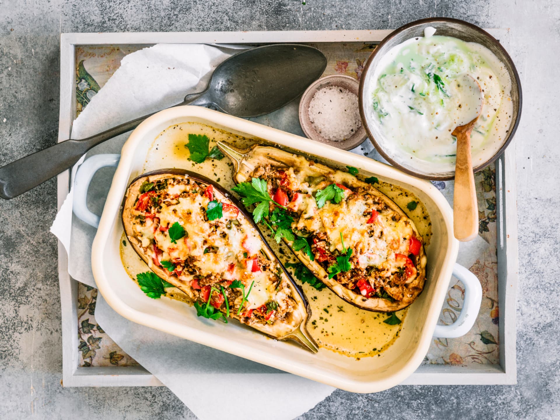 Gefüllte Aubergine mit Joghurt-Dip