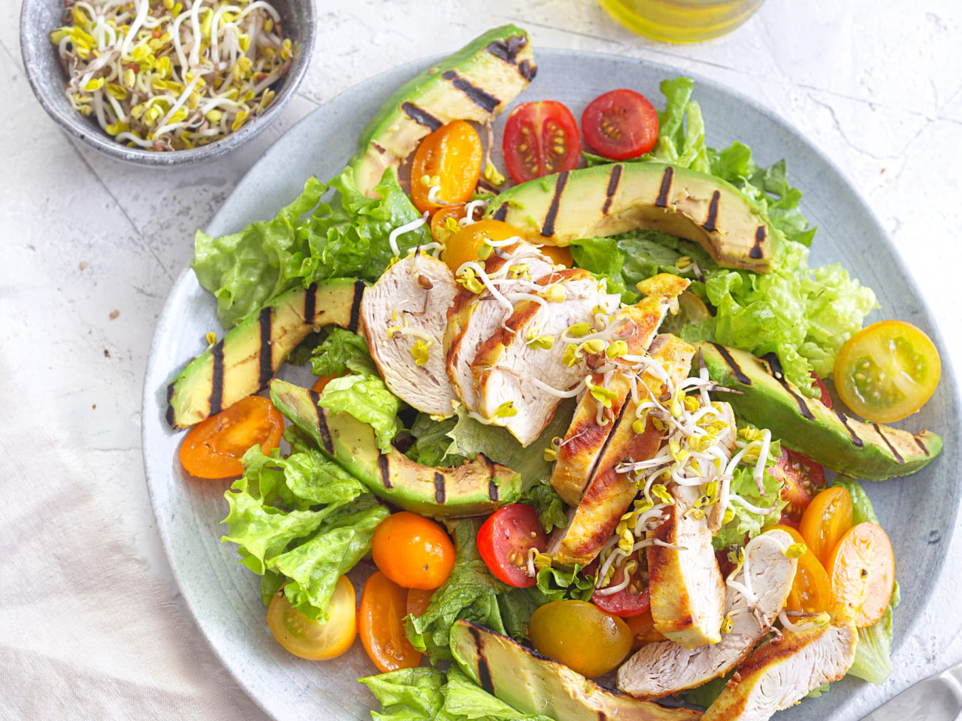 Gemischter Salat mit Hähnchenbrust und Avocado