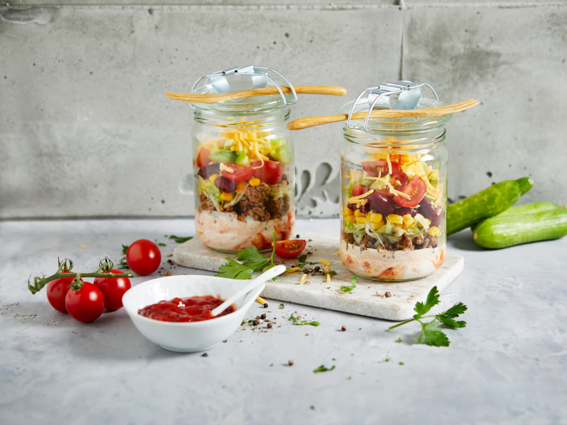 Geschichteter Hackfleischsalat im Glas