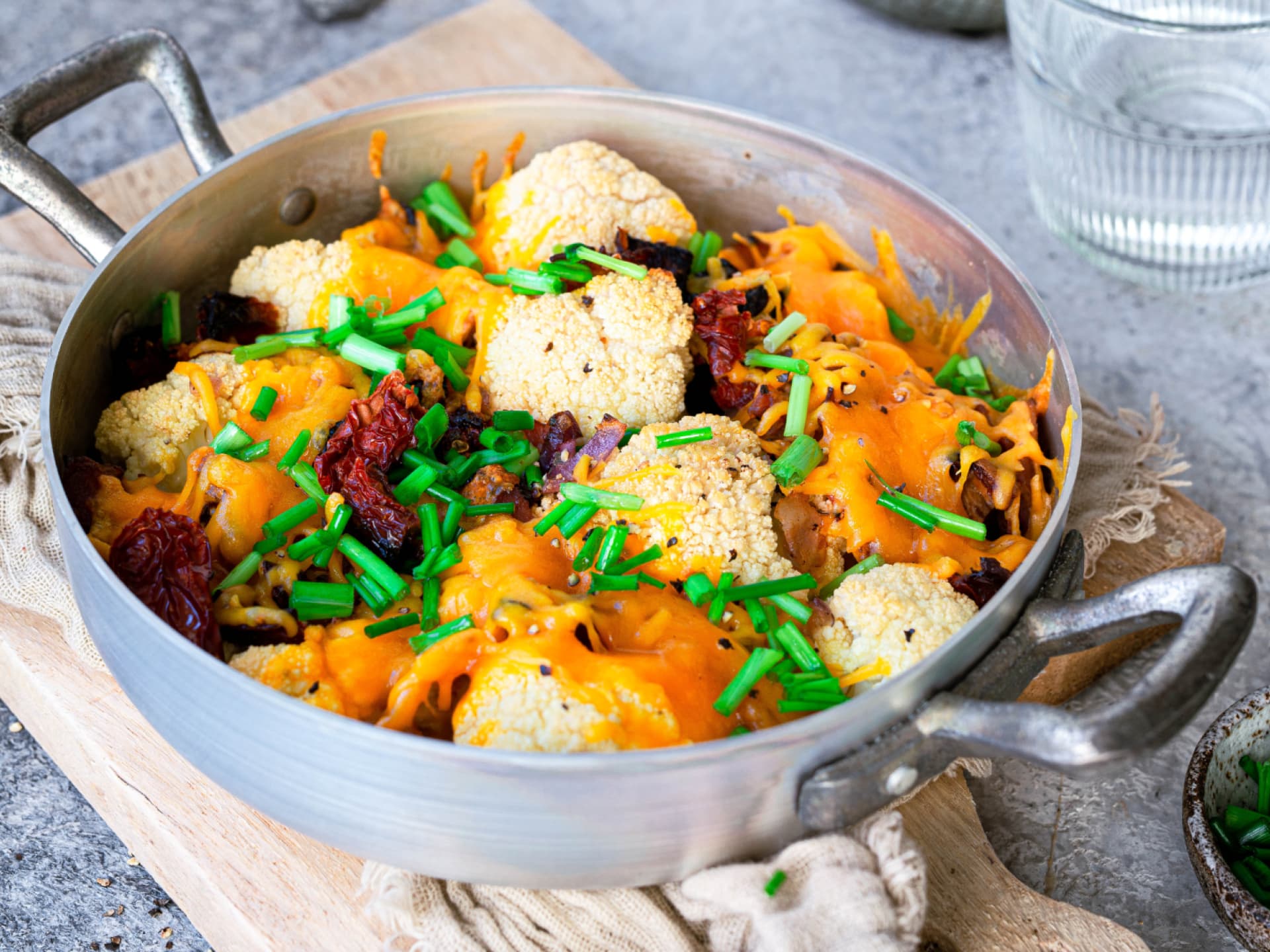 Gratinierter Blumenkohl mit Schinken und getrockneten Tomaten