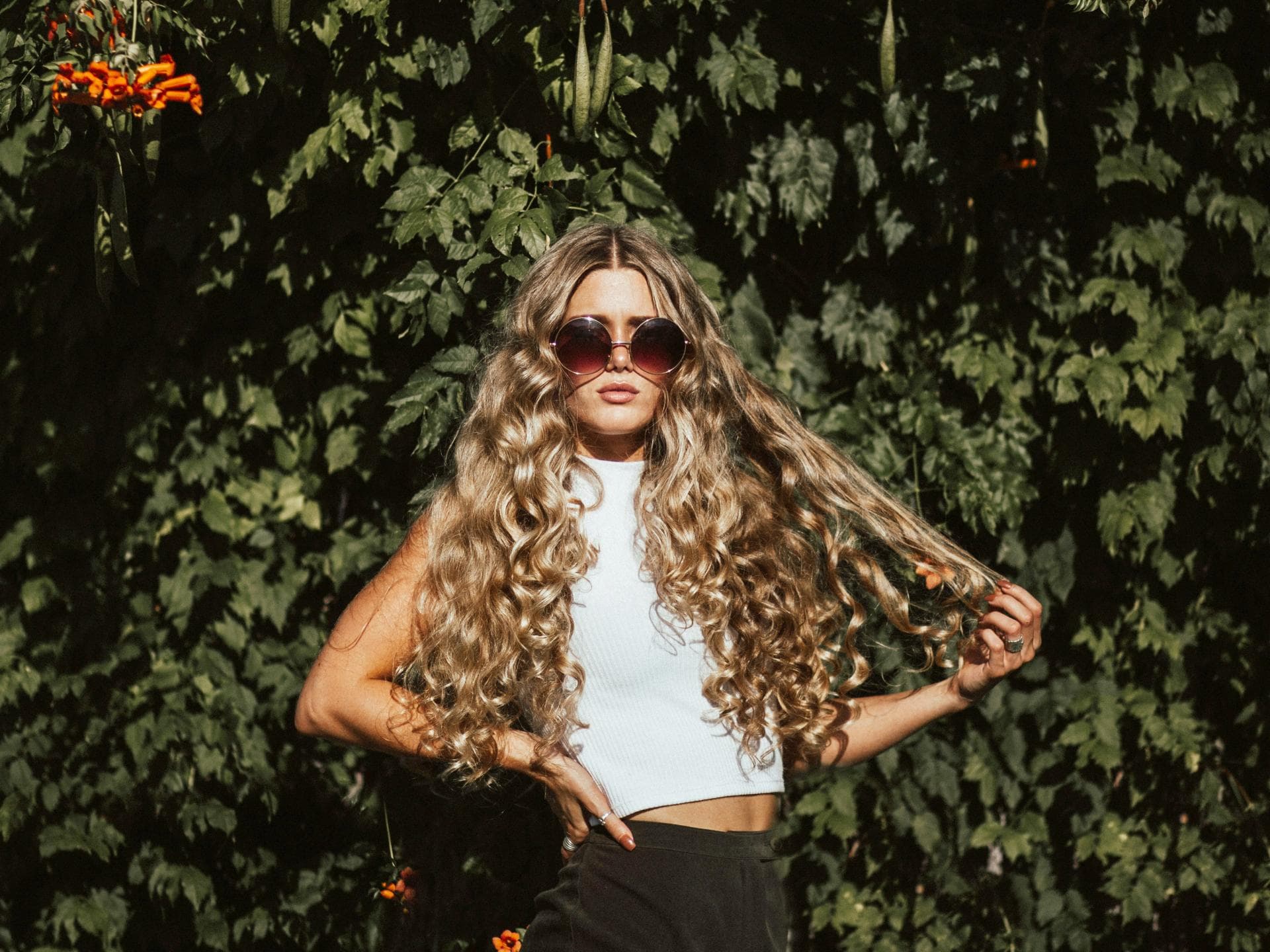 Frau mit langen Haaren Locken