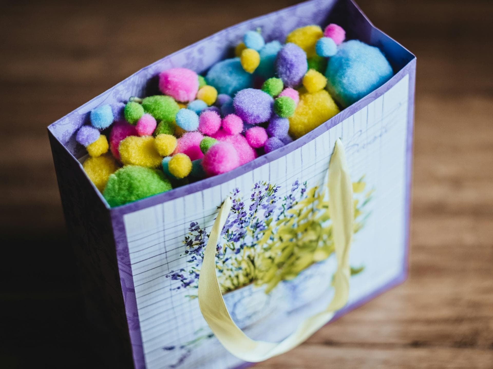 Kleine Ostergeschenke in einer Tüte mit bunten Bällen