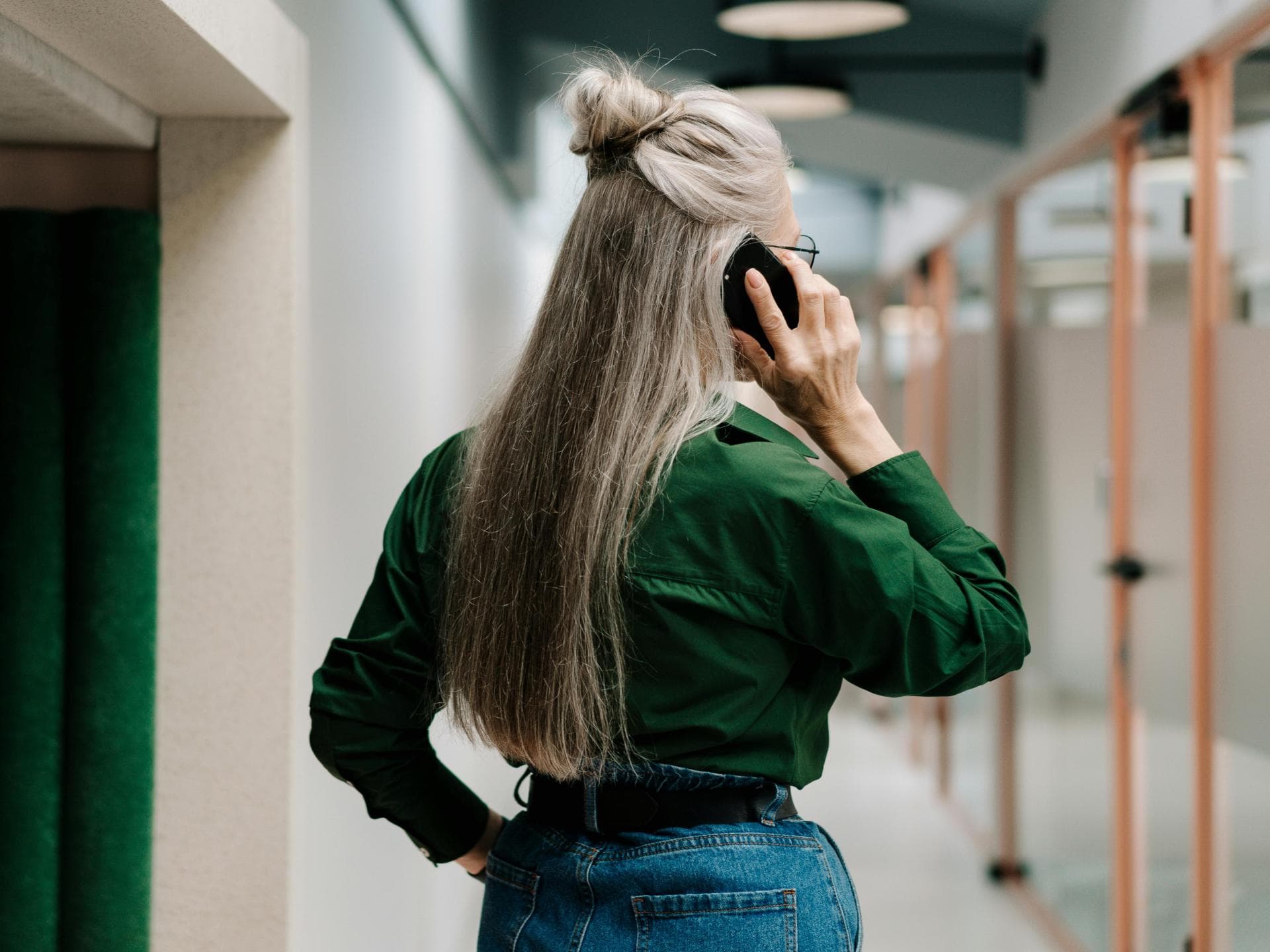 Graue Haare mit Half Bun Graue Haare mit Half Bun