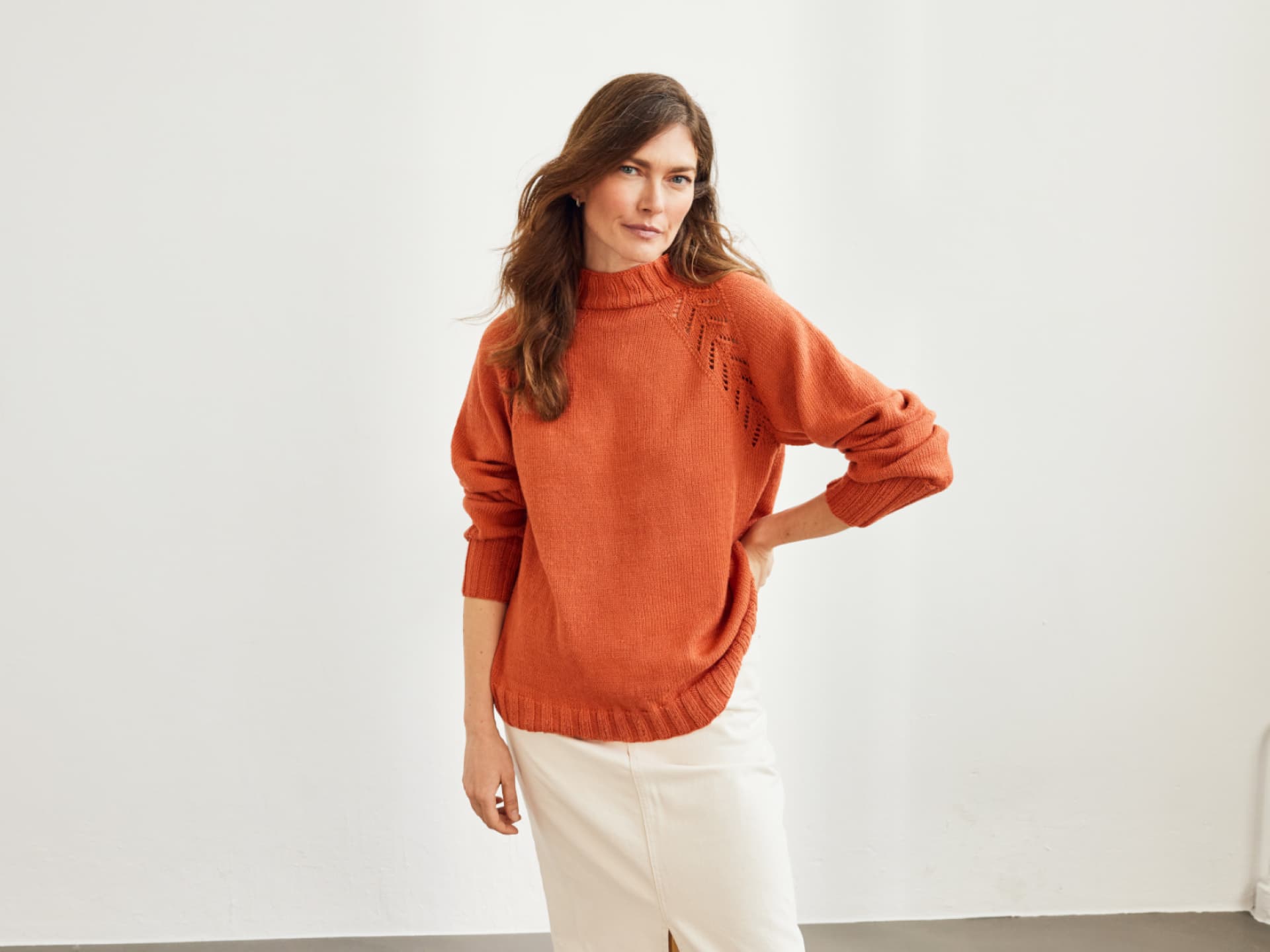 Model im gestricktem Lochmuster-Pullover Model im gestricktem Lochmuster-Pullover