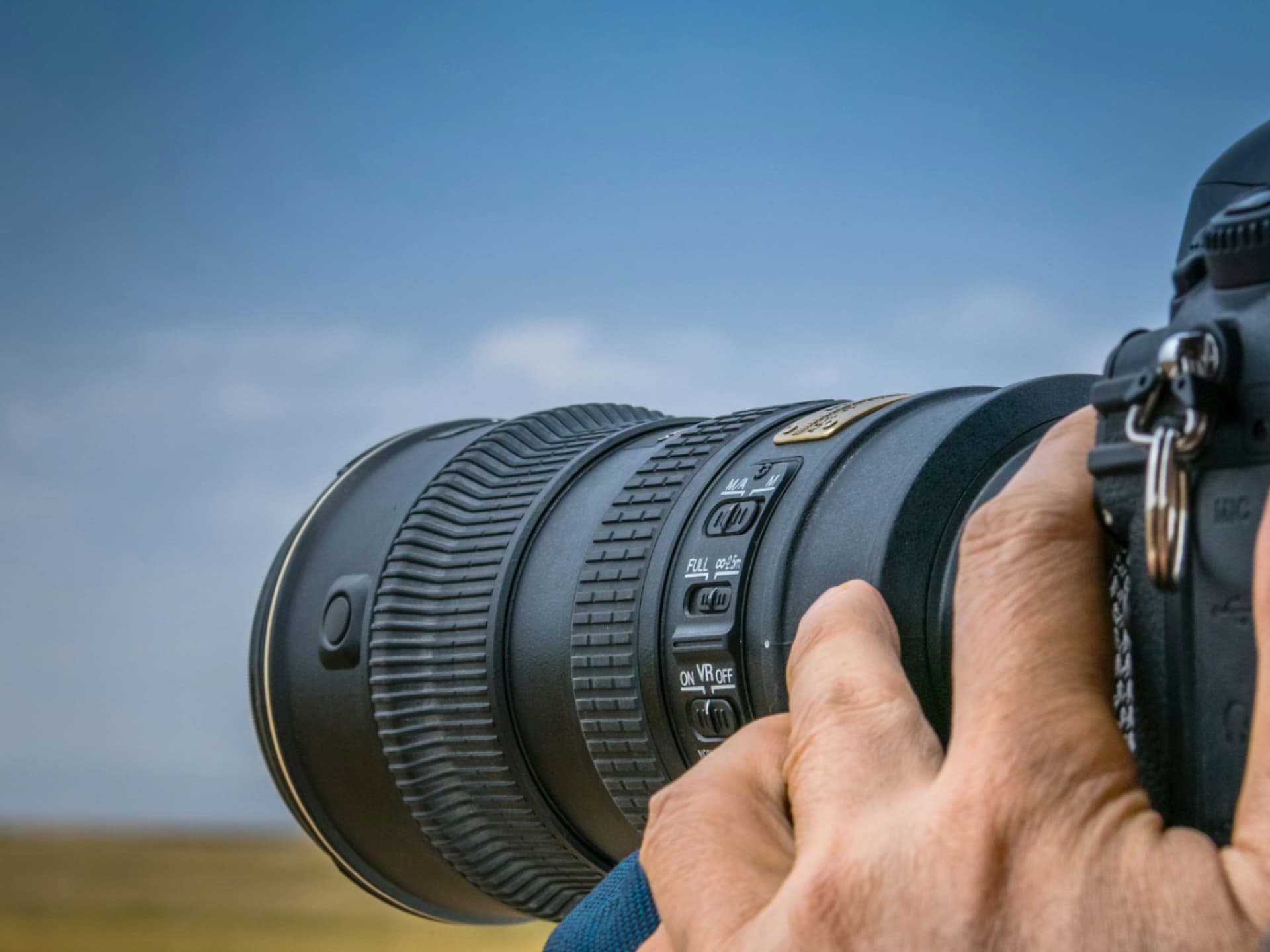 Mann fotografiert die Landschaft