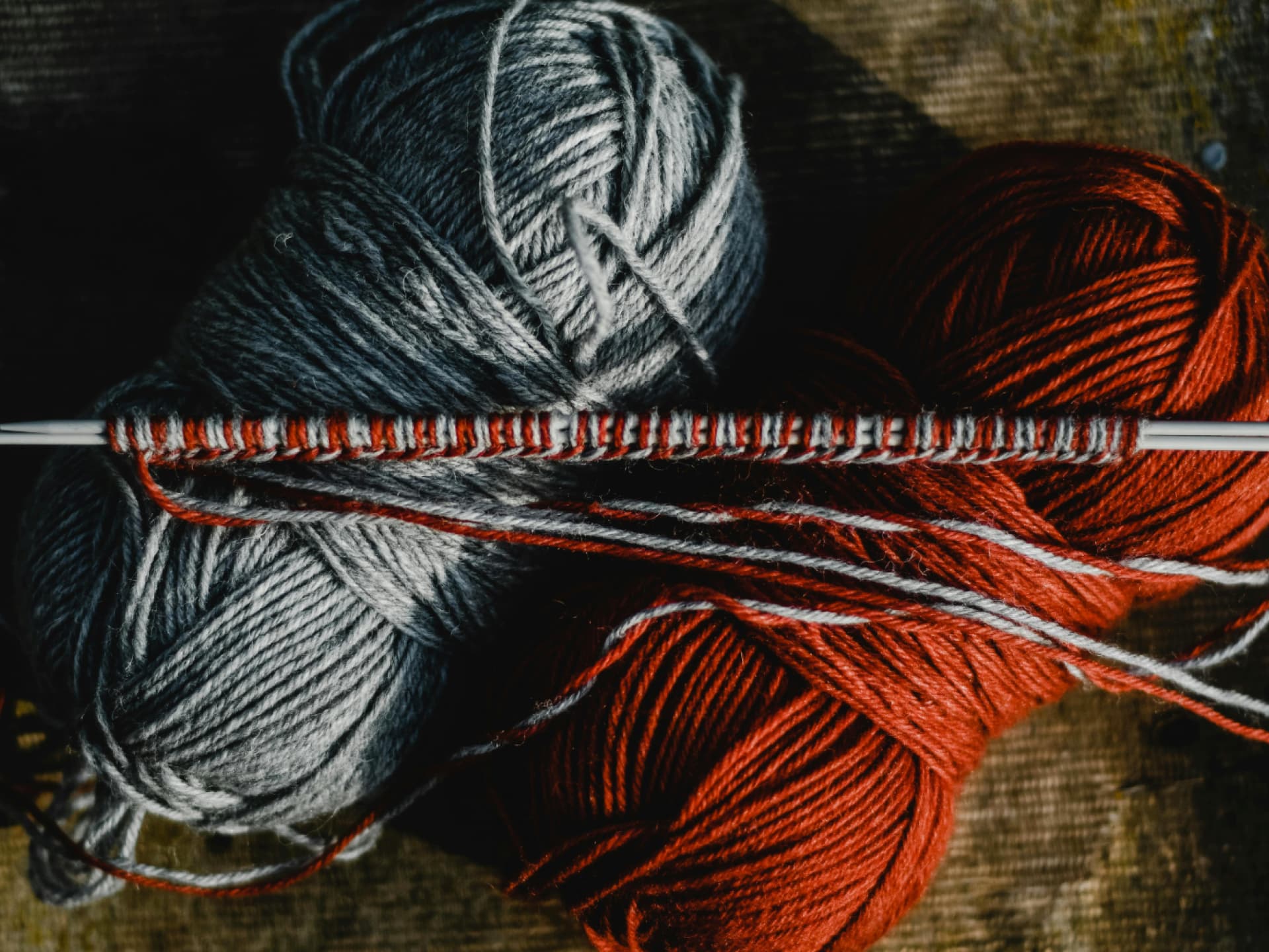 Strickutensilien zum Stricken einer Mütze