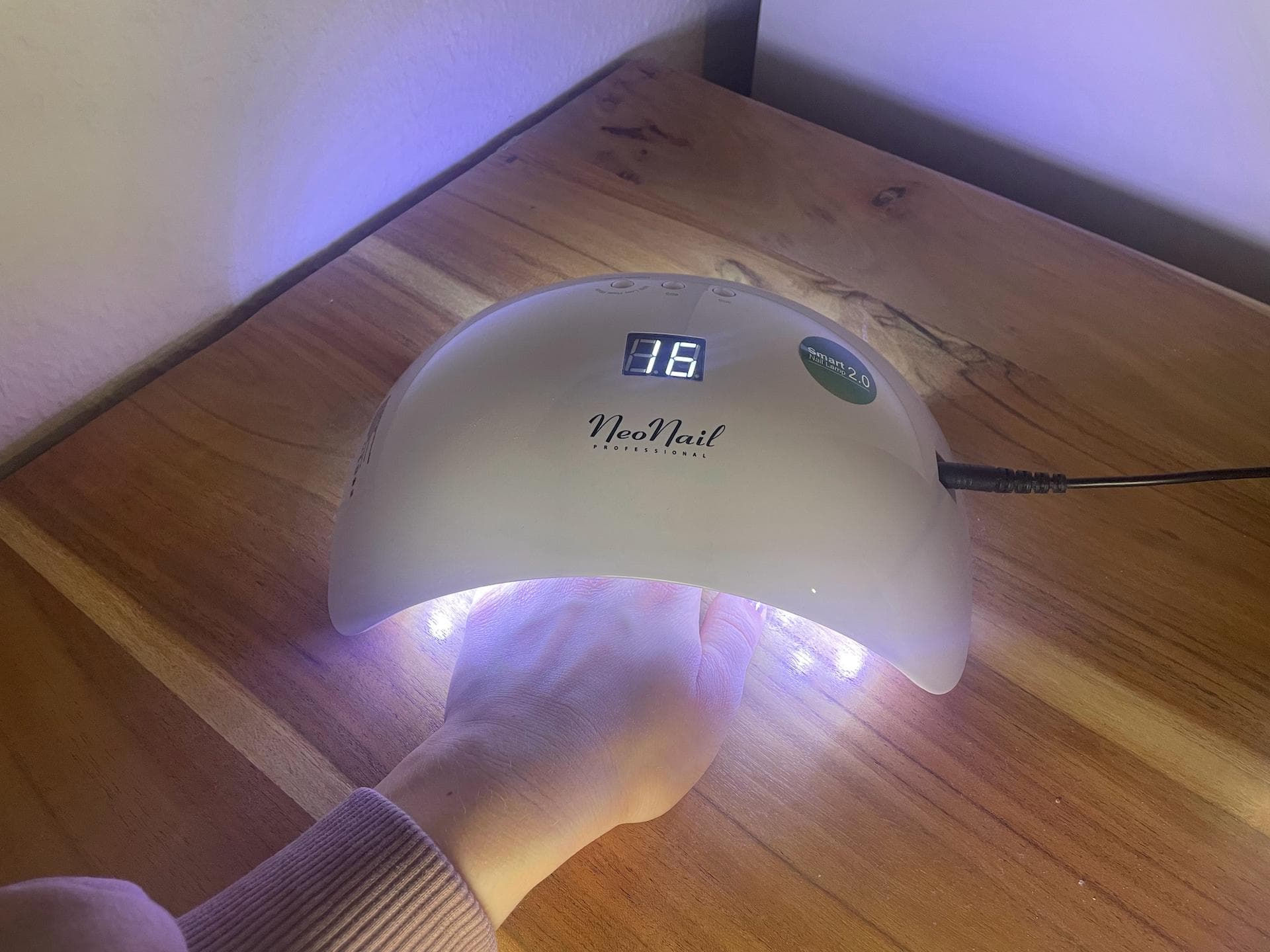 Fingernägel unter der UV-Lampe