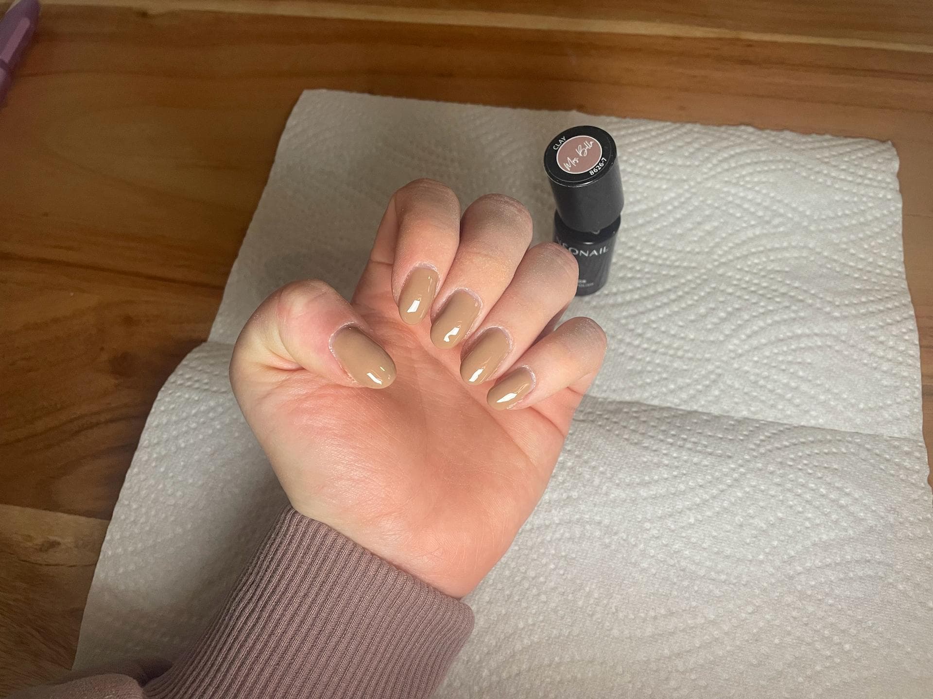 Neonail Farbe auf den Fingernägeln