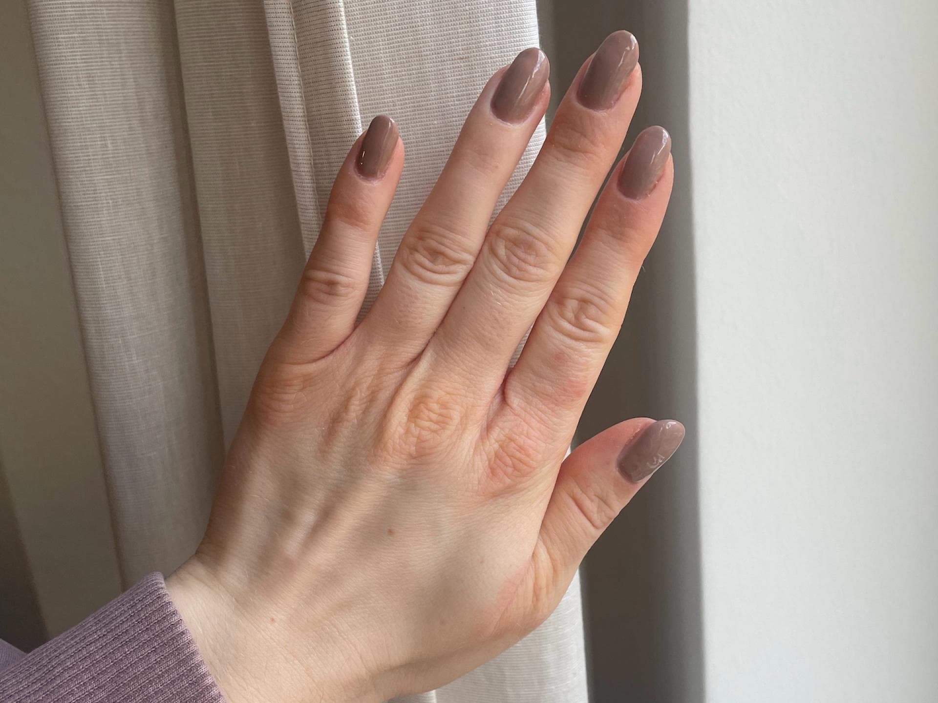 Lackierte Fingernägel mit Neonail