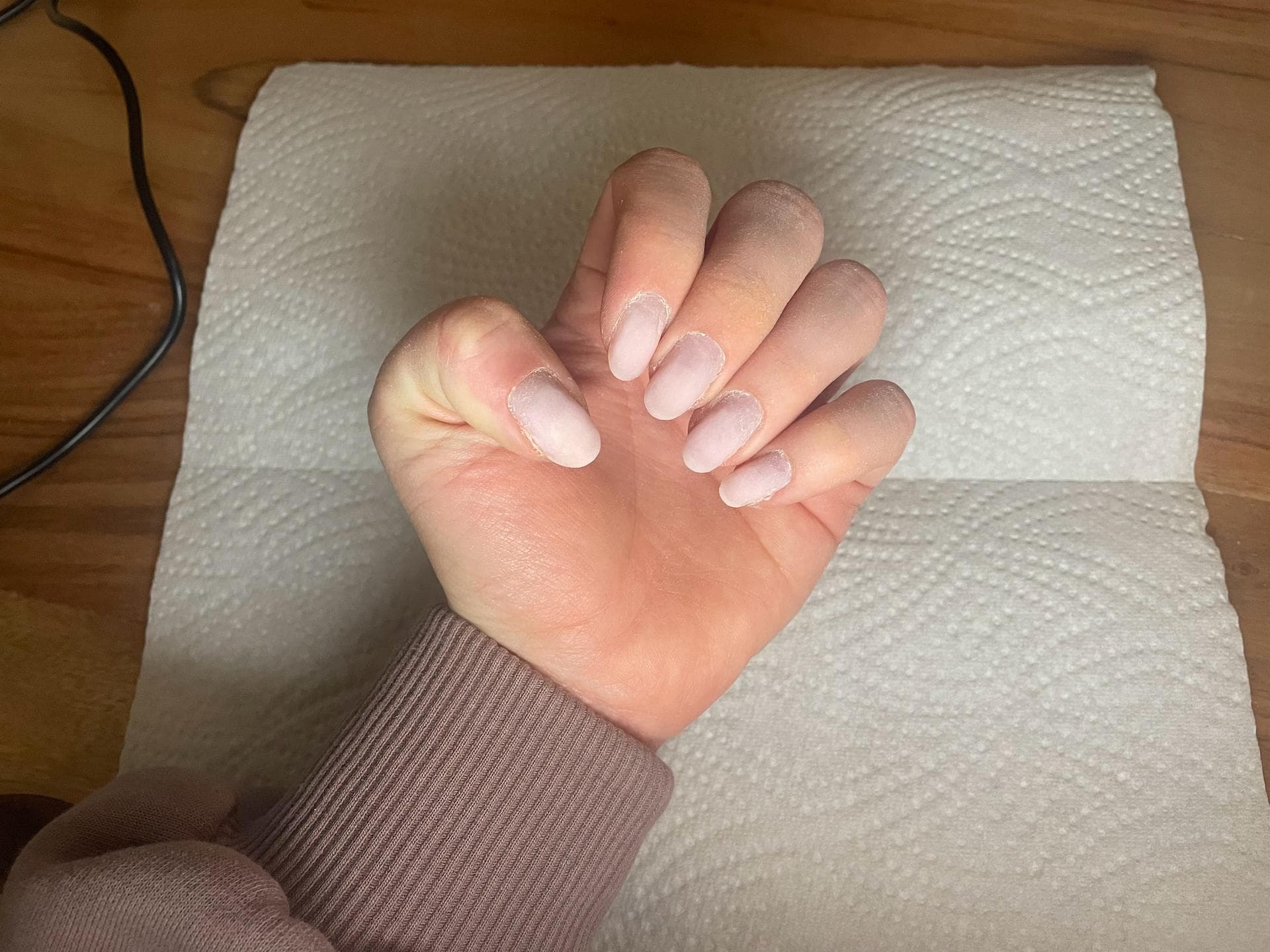 Nagellack von den Fingernägeln abgefeilt