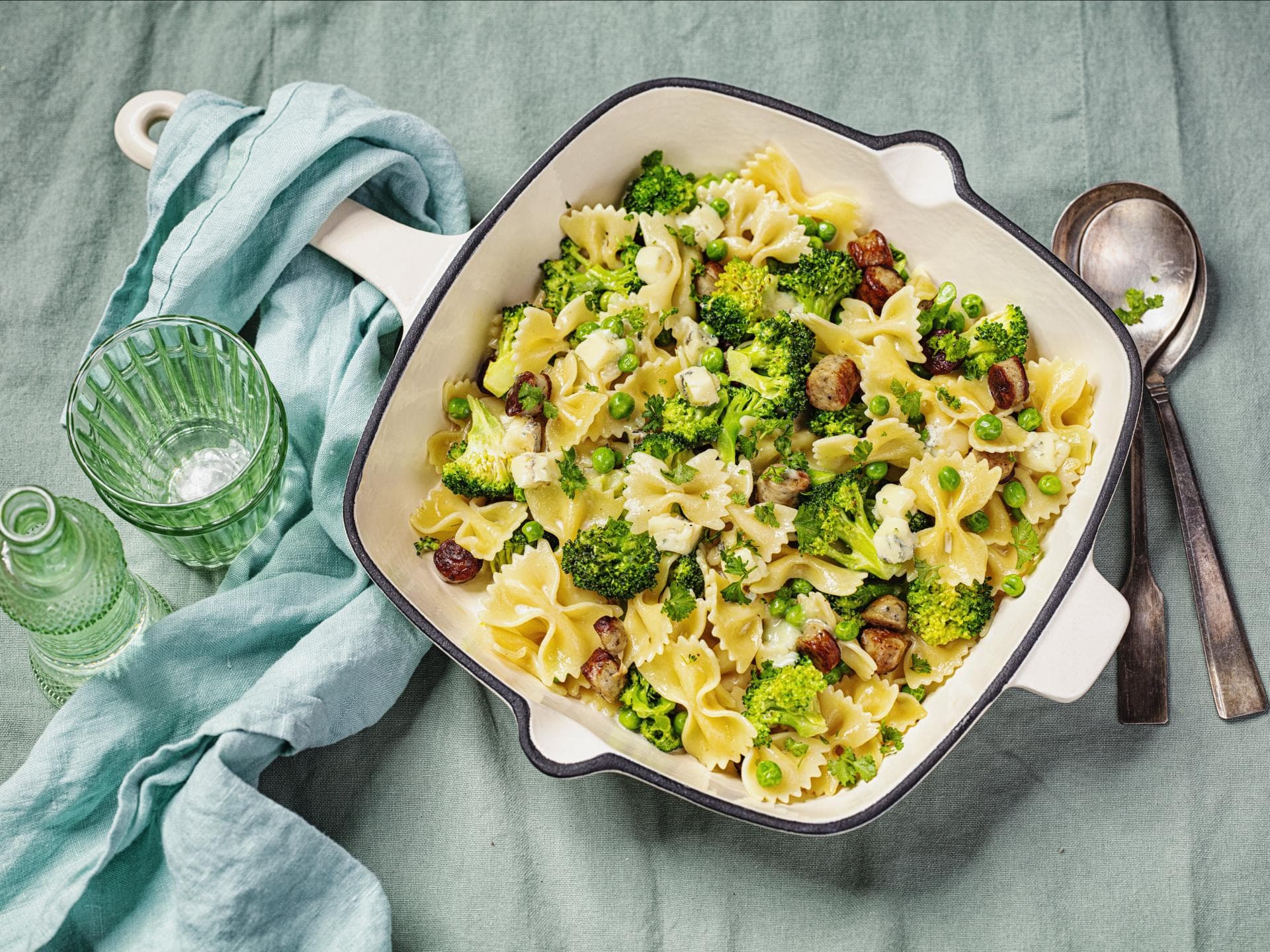 Nudelpfanne mit Bratwürstchen und Gorgonzola