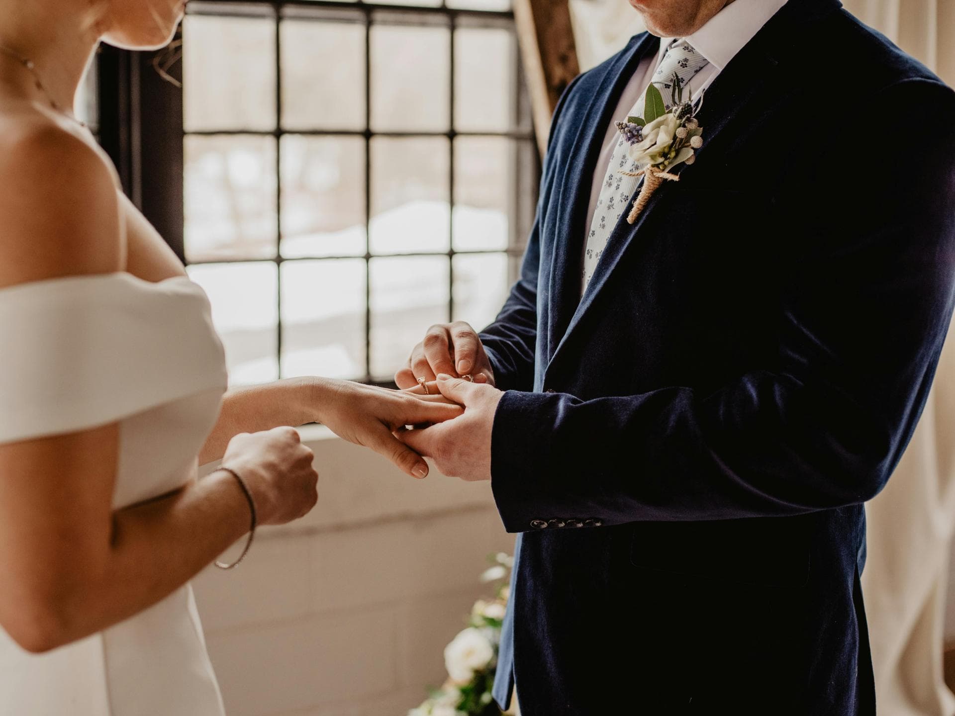 Hochzeitspaar beim Ringwechsel