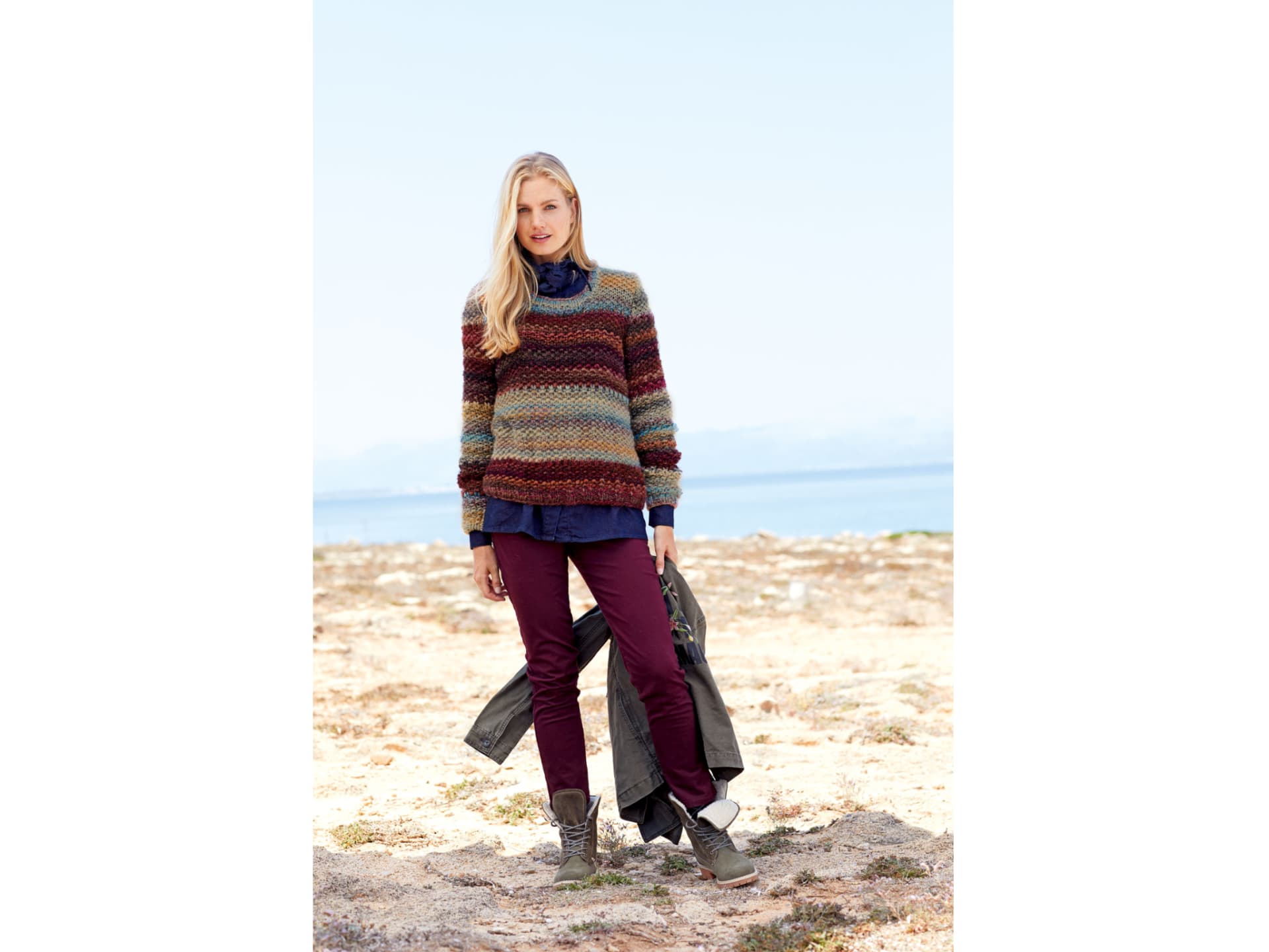 Model in Ringelpullover von Lana Grossa
