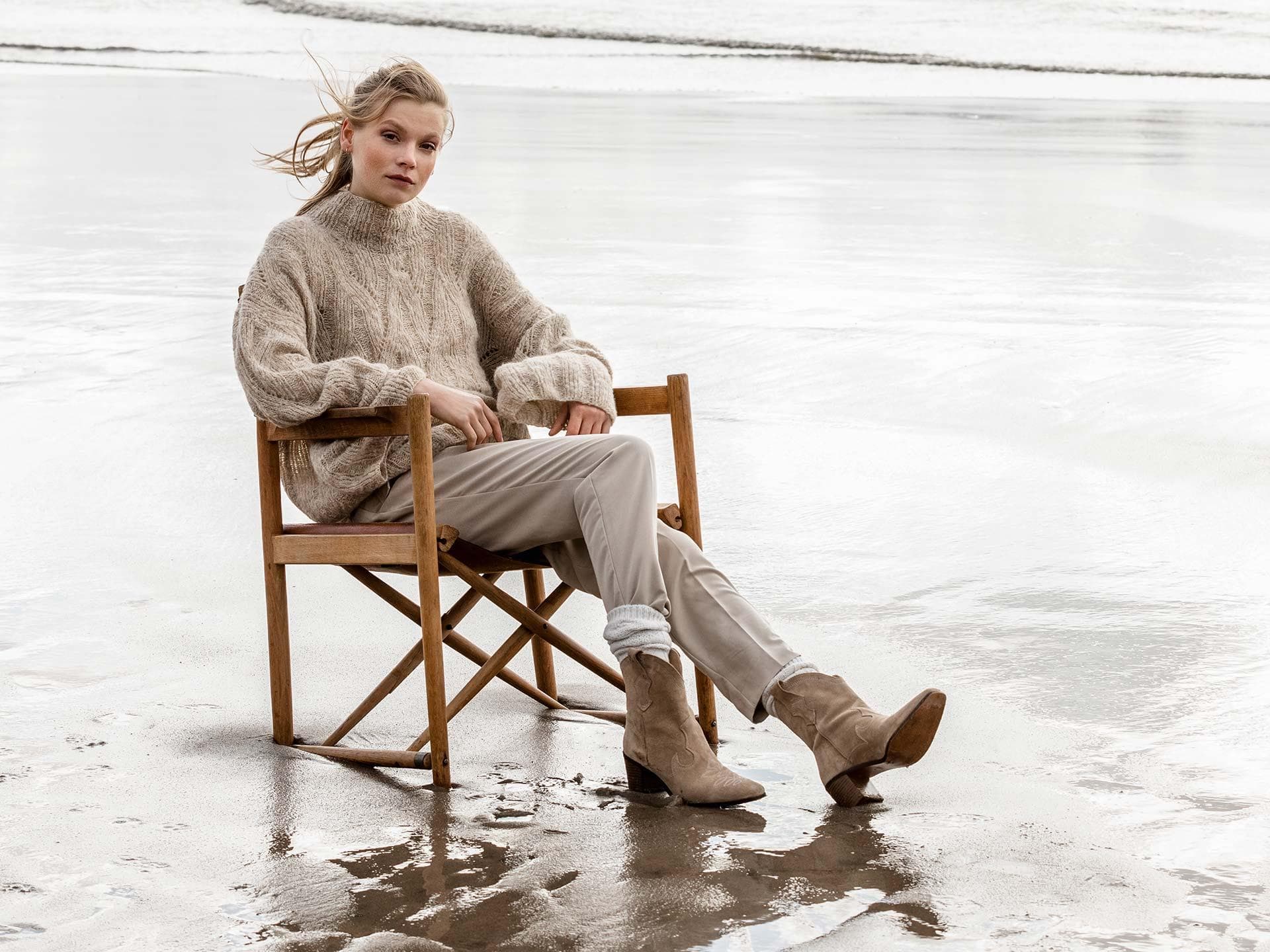 Model in Strickpullover mit Flechtmuster von Lana Grossa
