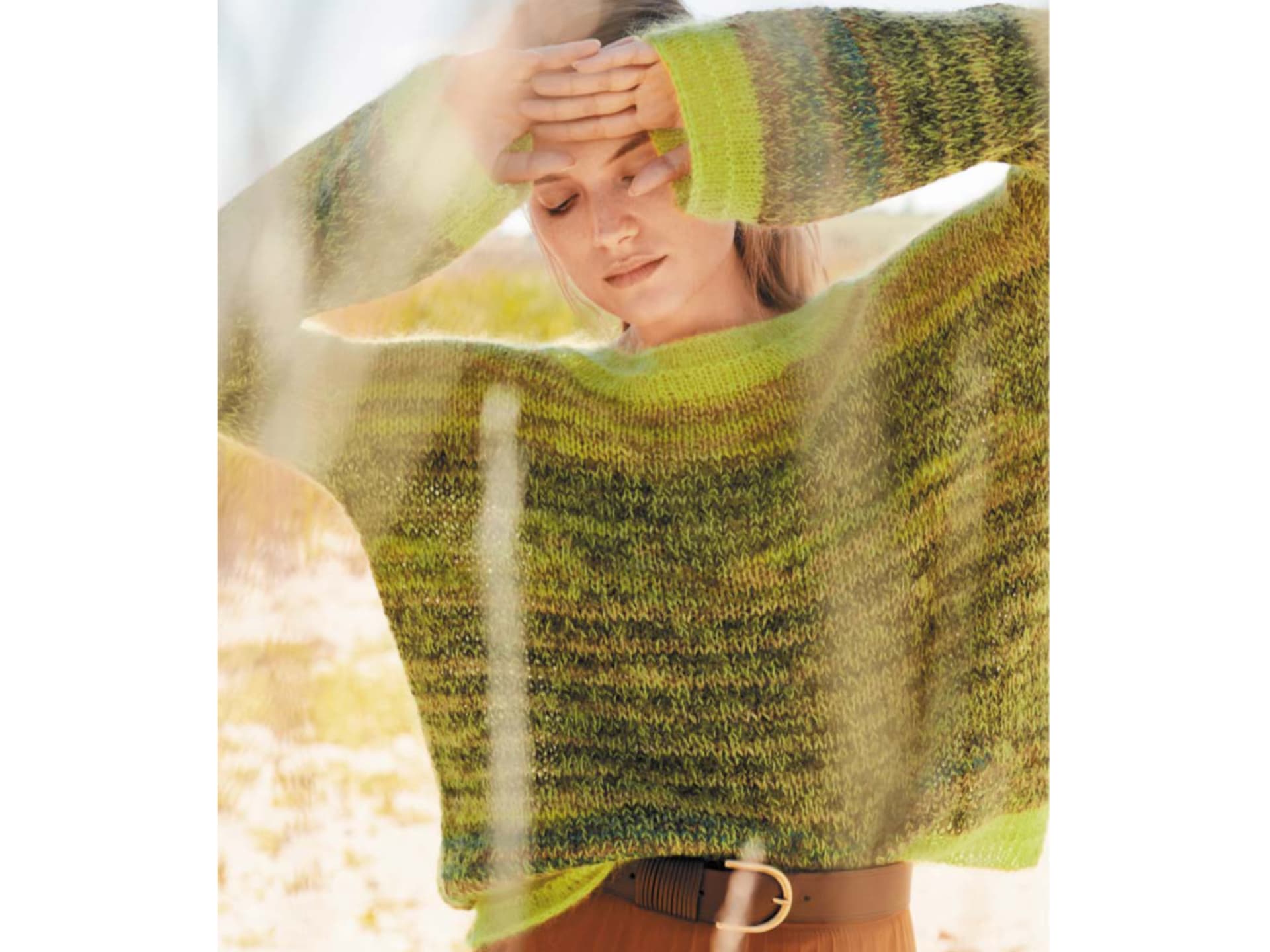 Model in grün-meliertem Strickpullover von Lana Grossa