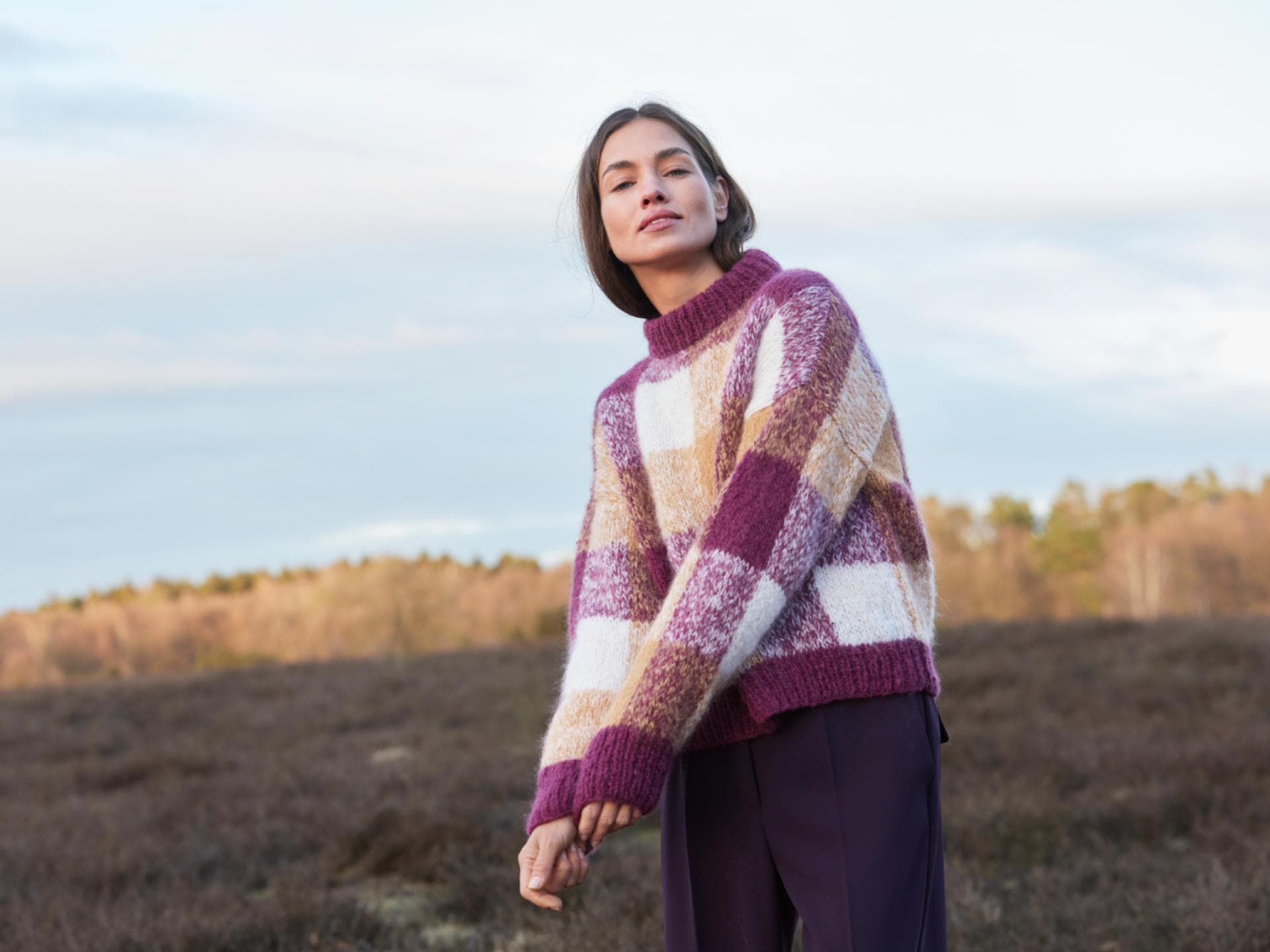 Model in Maxi-Karo-Pullover von Lana Grossa