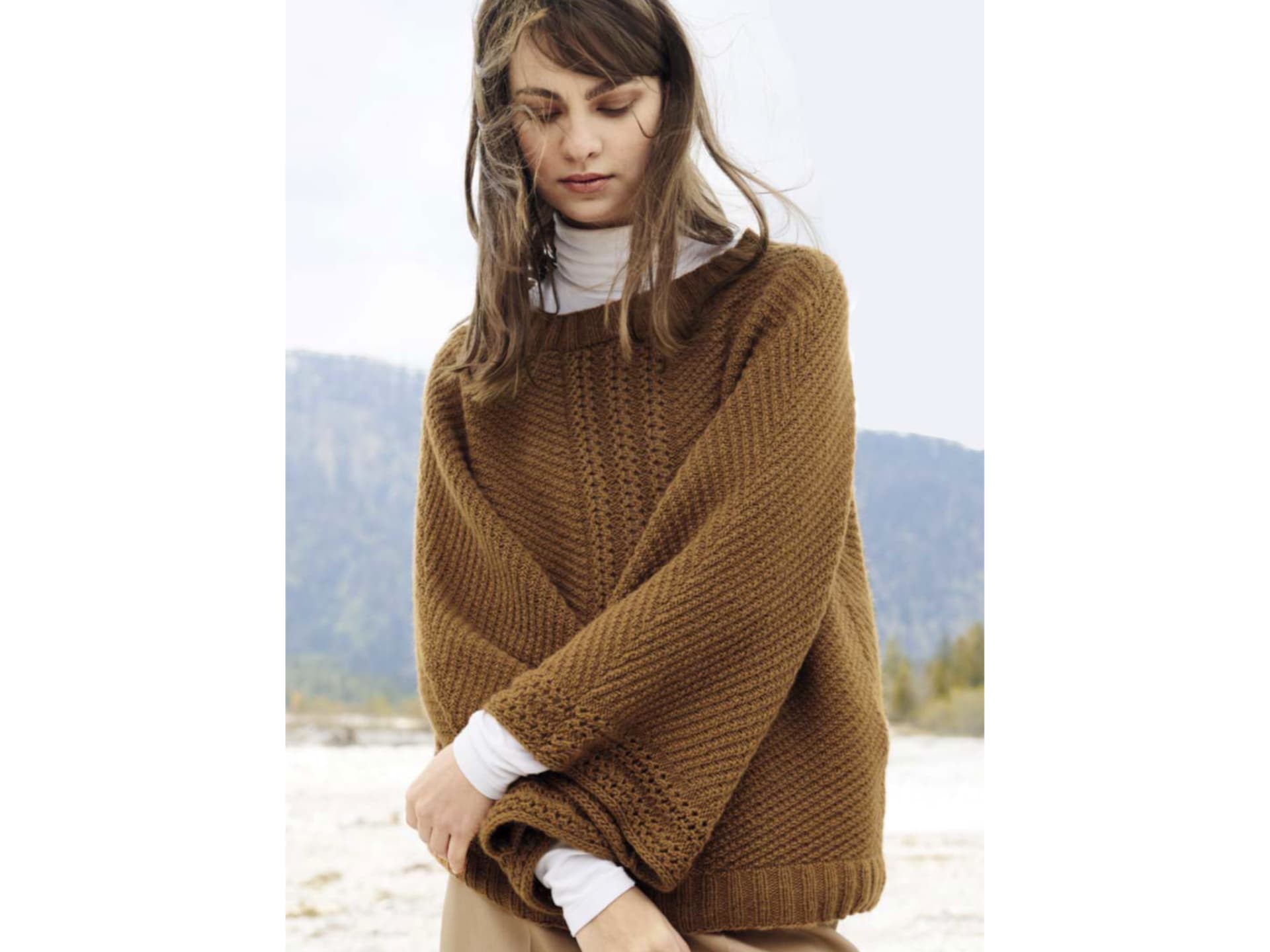 Model in Kaschmir-Pullover mit edlem Flechtmuster von Lana Grossa