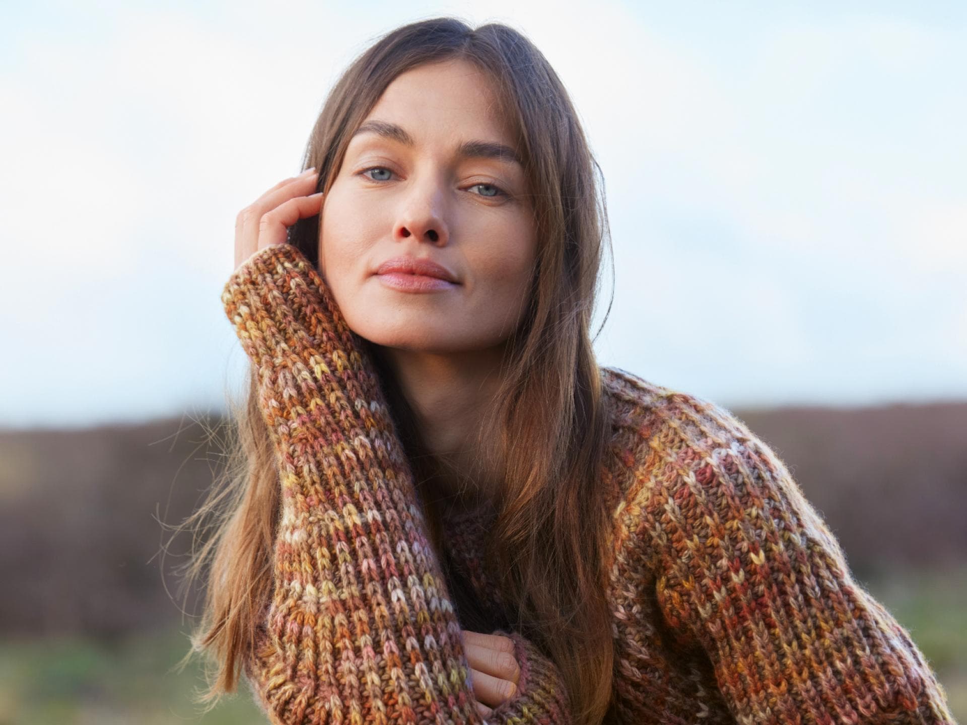 Model in bunt meliertem Strickpullover von Lana Grossa