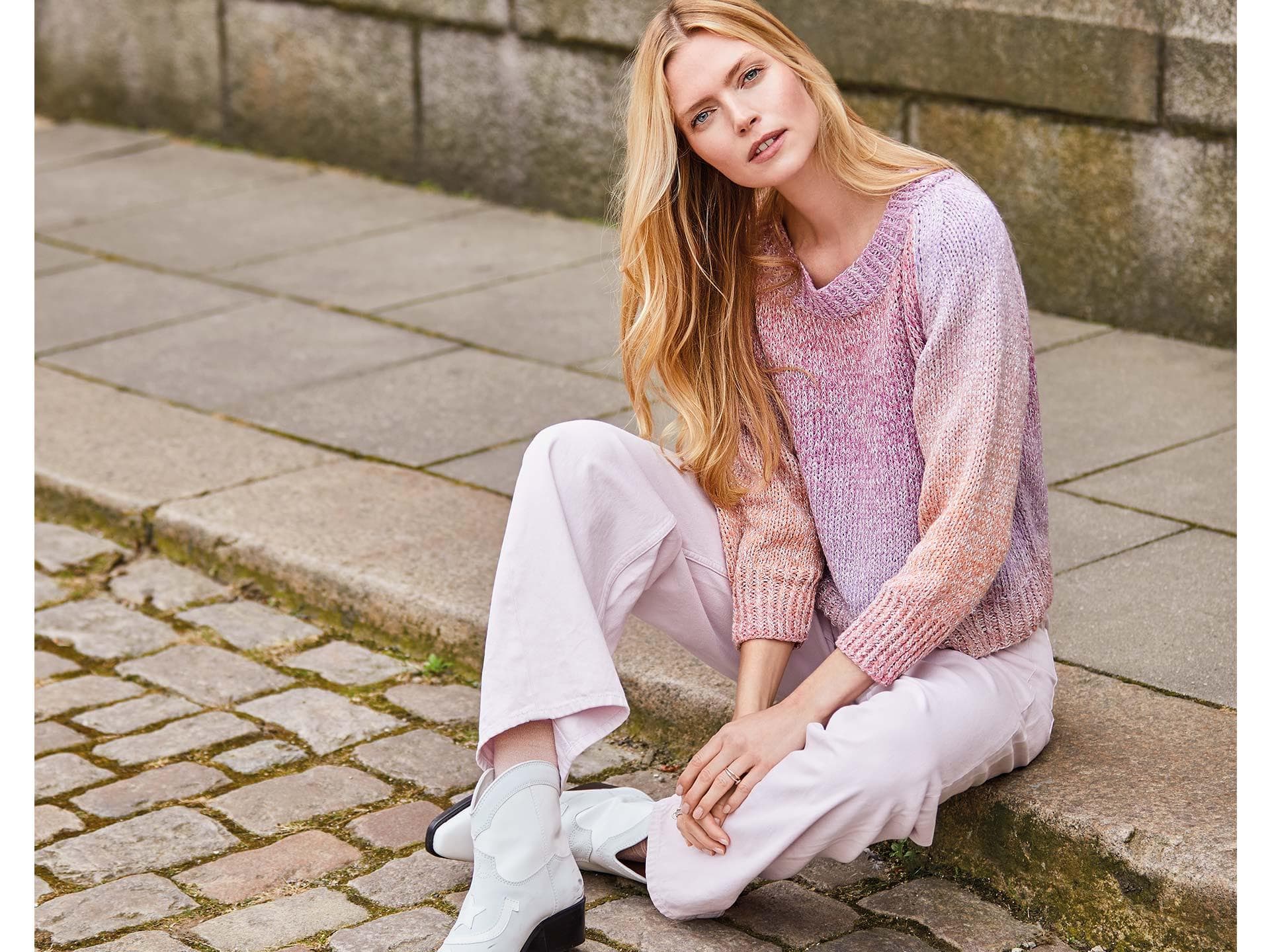 Model in Raglan-Pullover mit Dégradé-Effekt von Lana Grossa