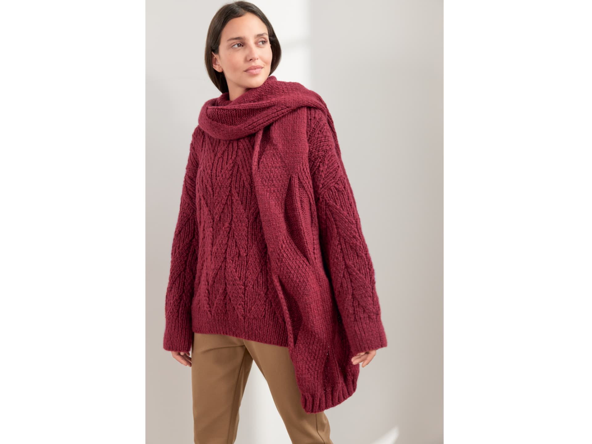Model in beerenfarbenem Pullover mit Rautenmuster von Lana Grossa