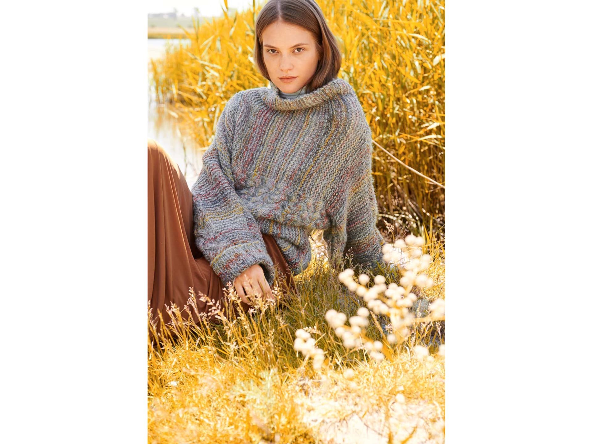 Model in Oversize-Strickpullover in Multicolor-Optik von Lana Grossa