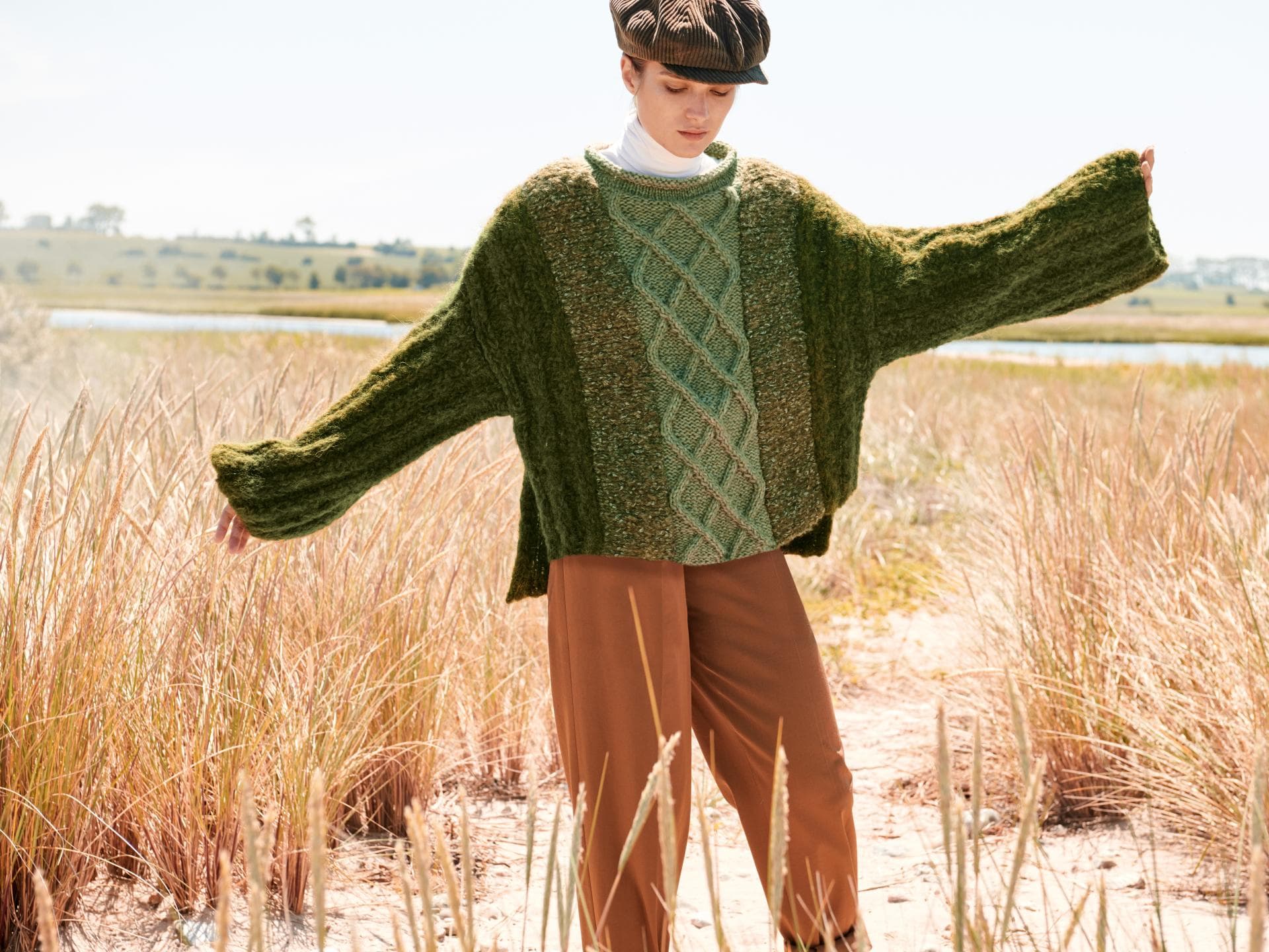 Model in Patchwork-Pullover von Lana Grossa