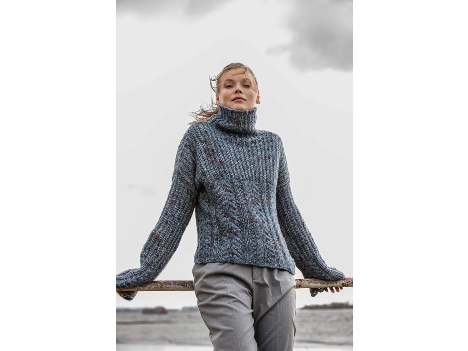 Model mit grauem Zopfmuster-Pullover von Lana Grossa