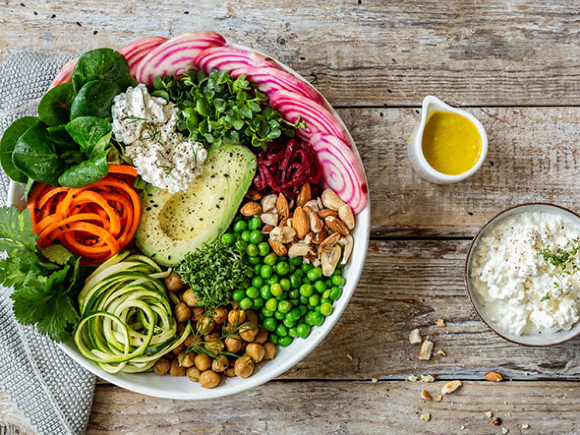 Vegetarische Rainbow-Salat-Bowl