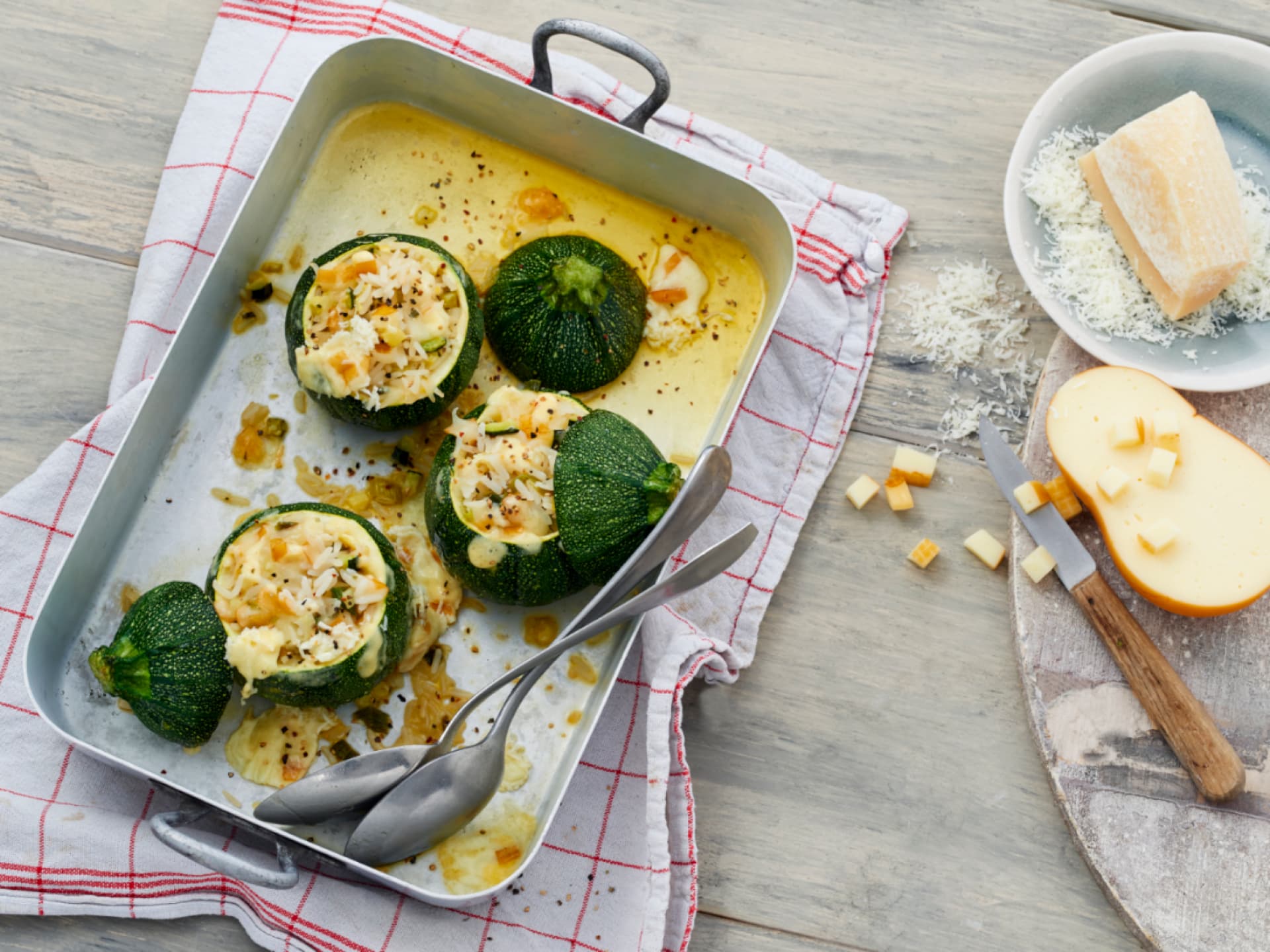 Runde Zucchini mit Käse-Reis-Füllung
