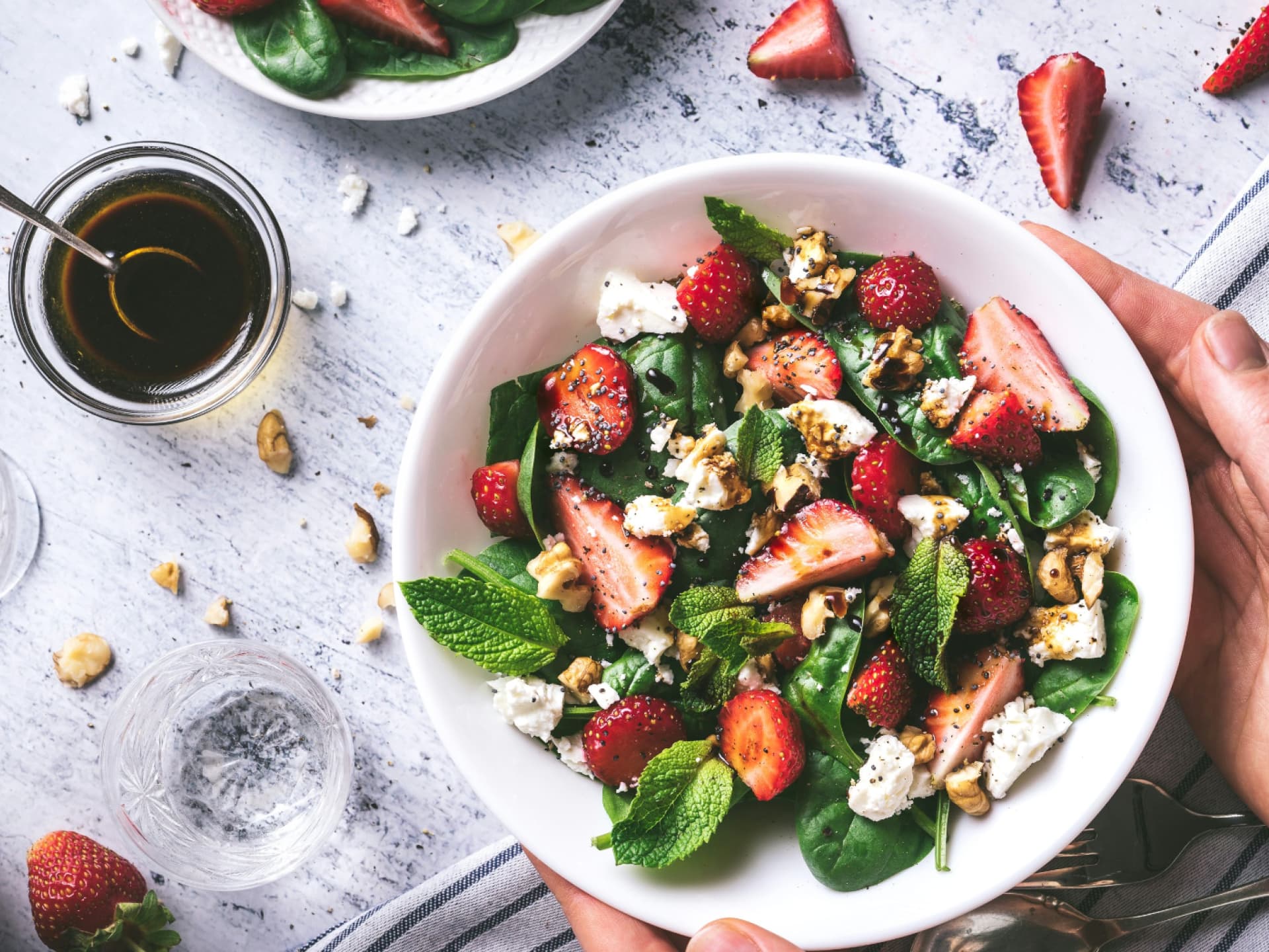Salat mit Erdbeeren, Minze und Chiasamen