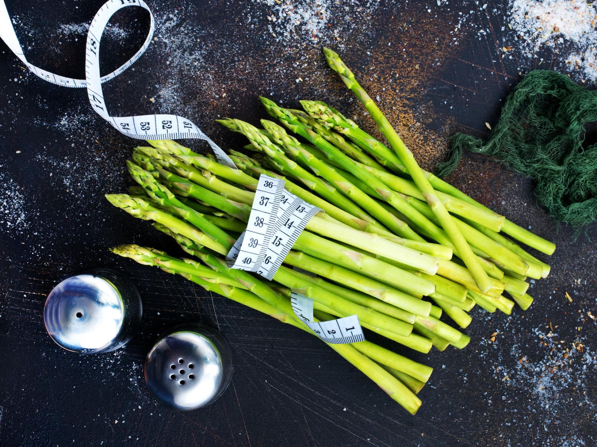 Grüner Spargel mit Maßband umwickelt
