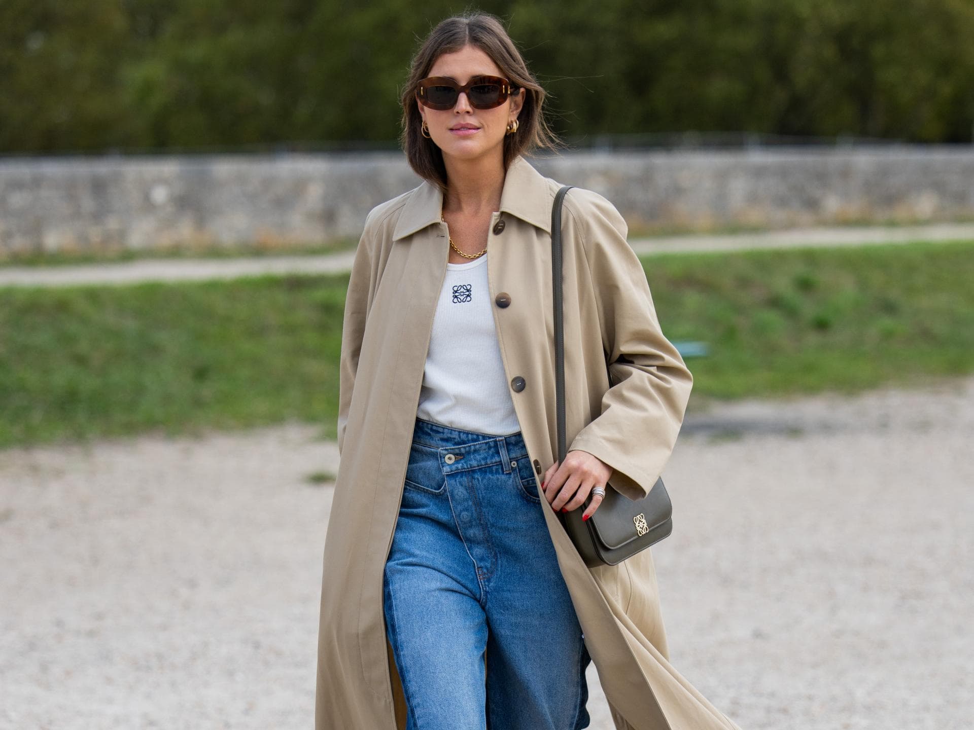 Darja Barannik trägt einen Car Coat im Streetstyle
