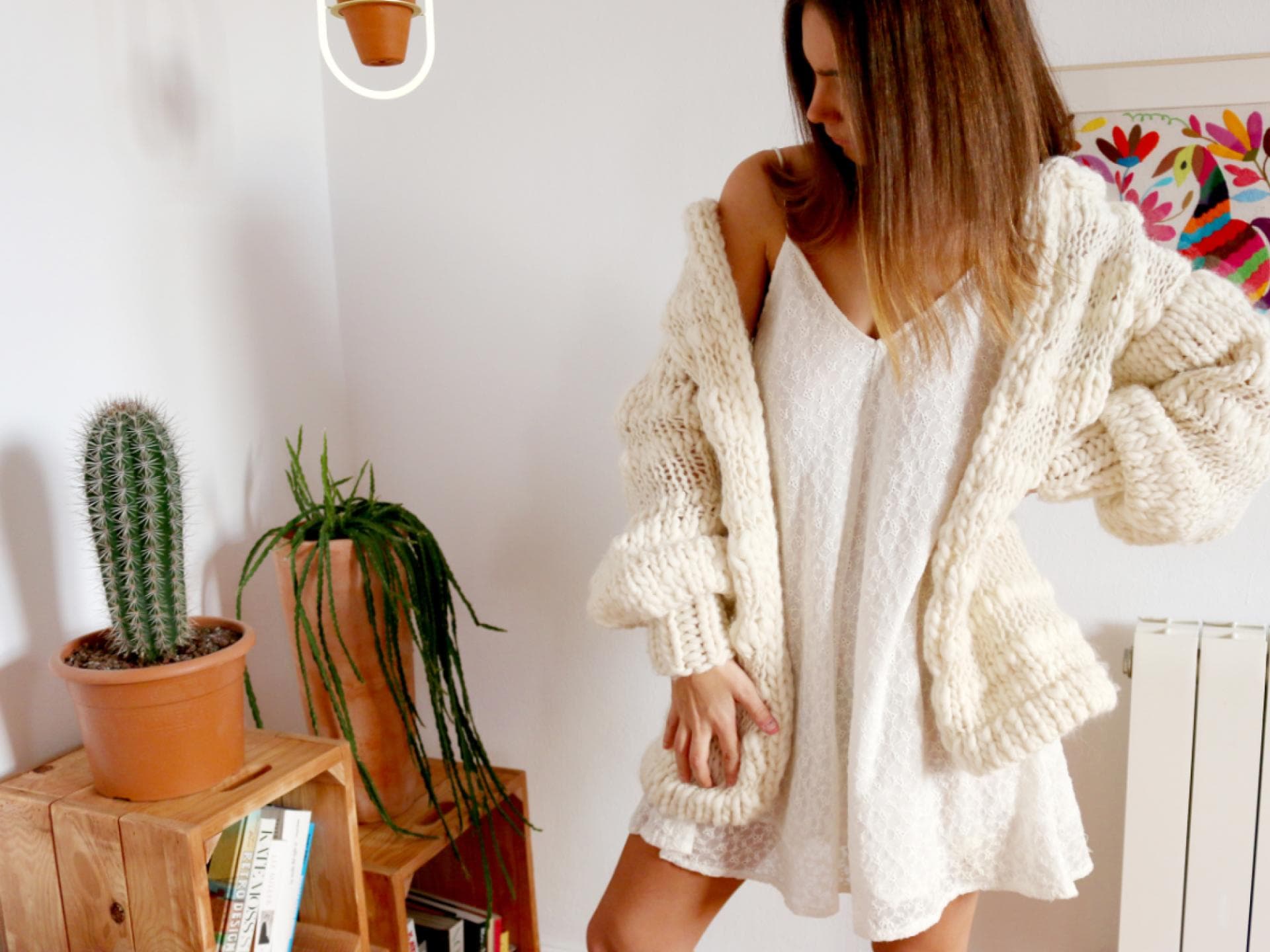 Model in Woll-Cardigan von We Are Knitters