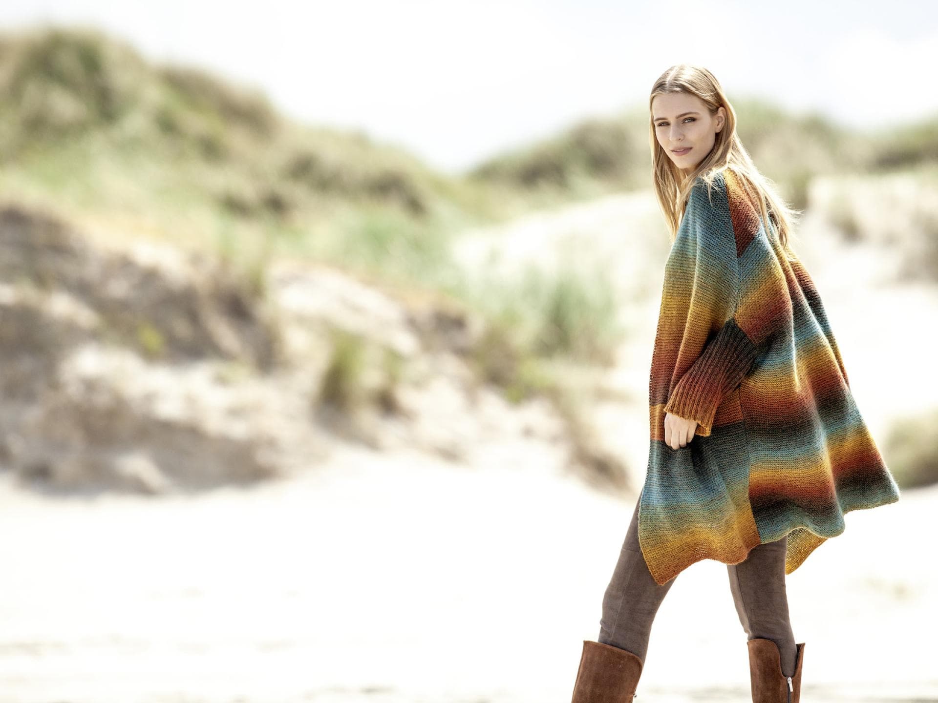 Model in bunter Strickjacke von Lana Grossa