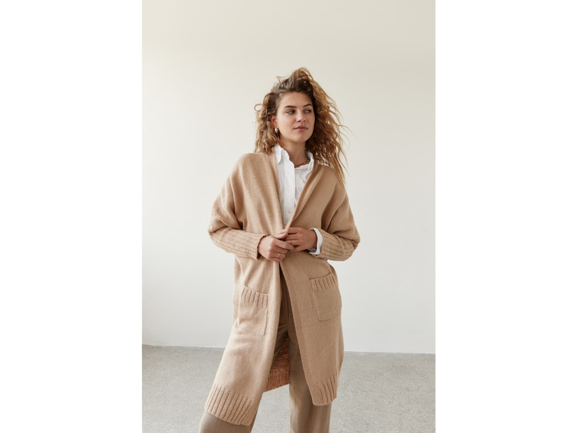 Model in gestricktem Long Cardigan von Lana Grossa