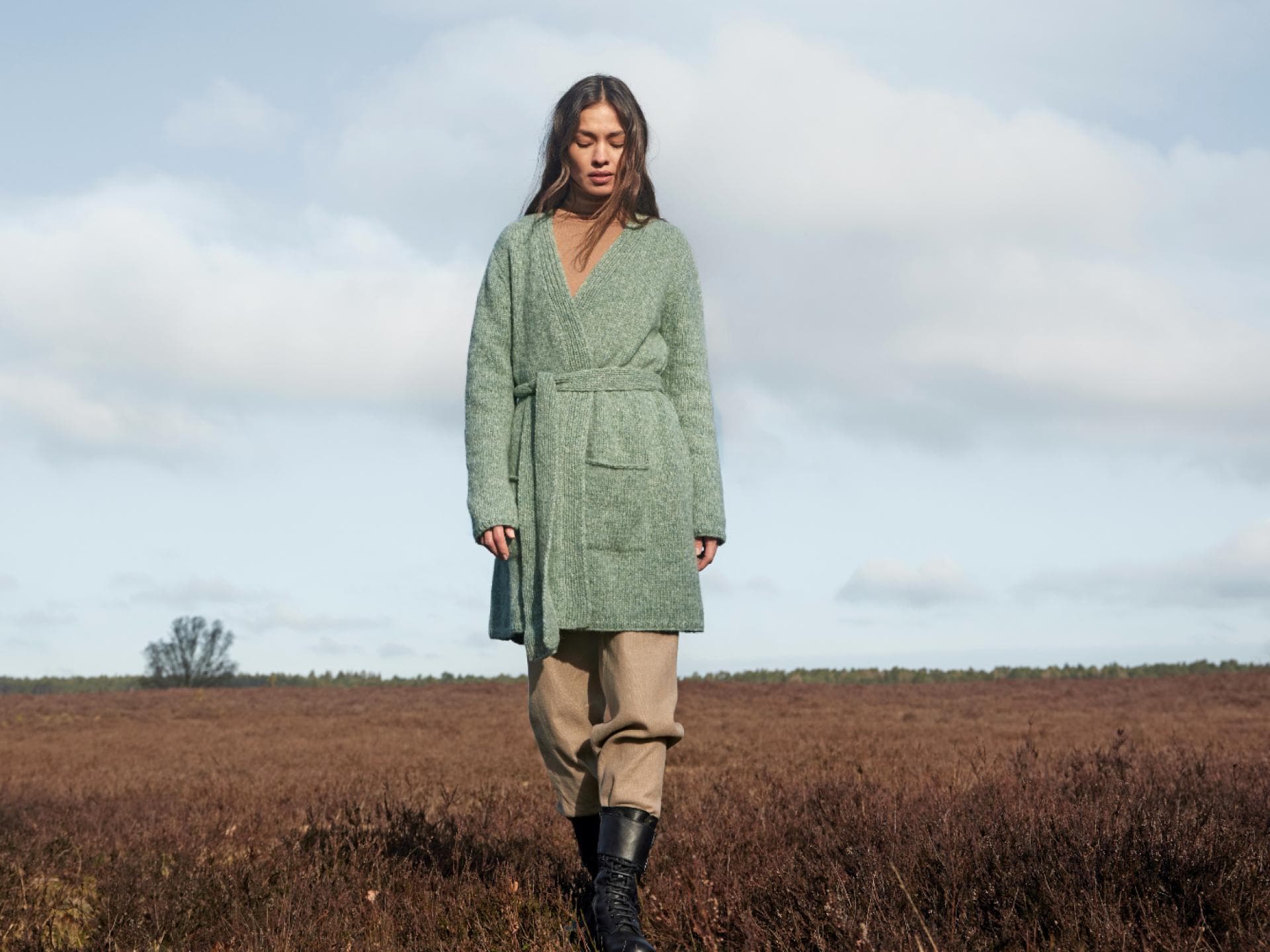 Model in grünem Wickelmantel von Lana Grossa