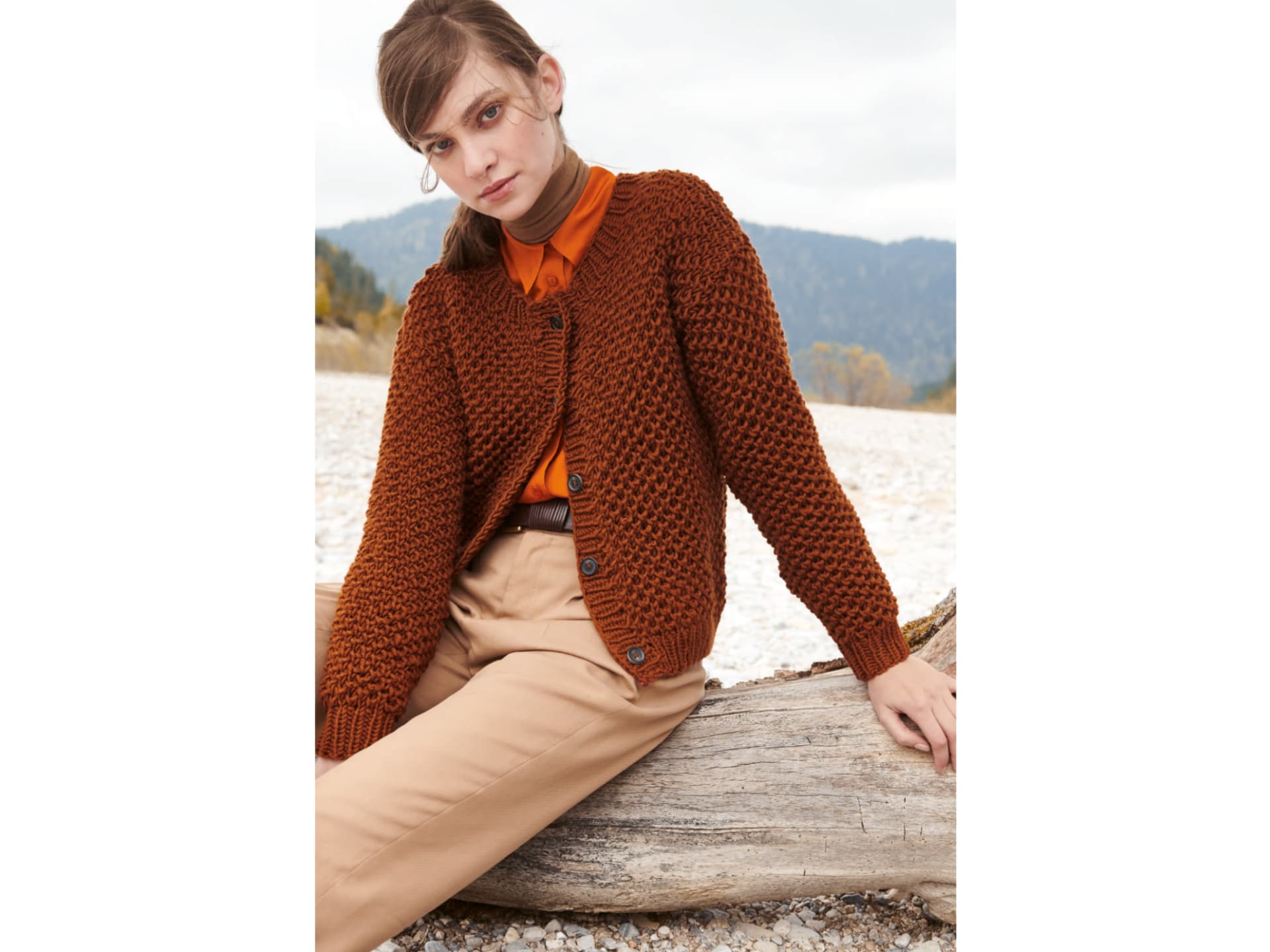 Model in Merino-Strickjacke von Lana Grossa
