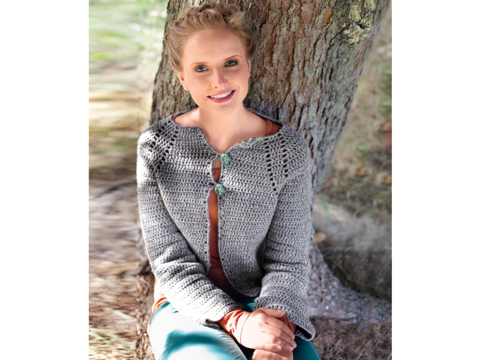 Model in grauer Häkeljacke mit Knöpfen