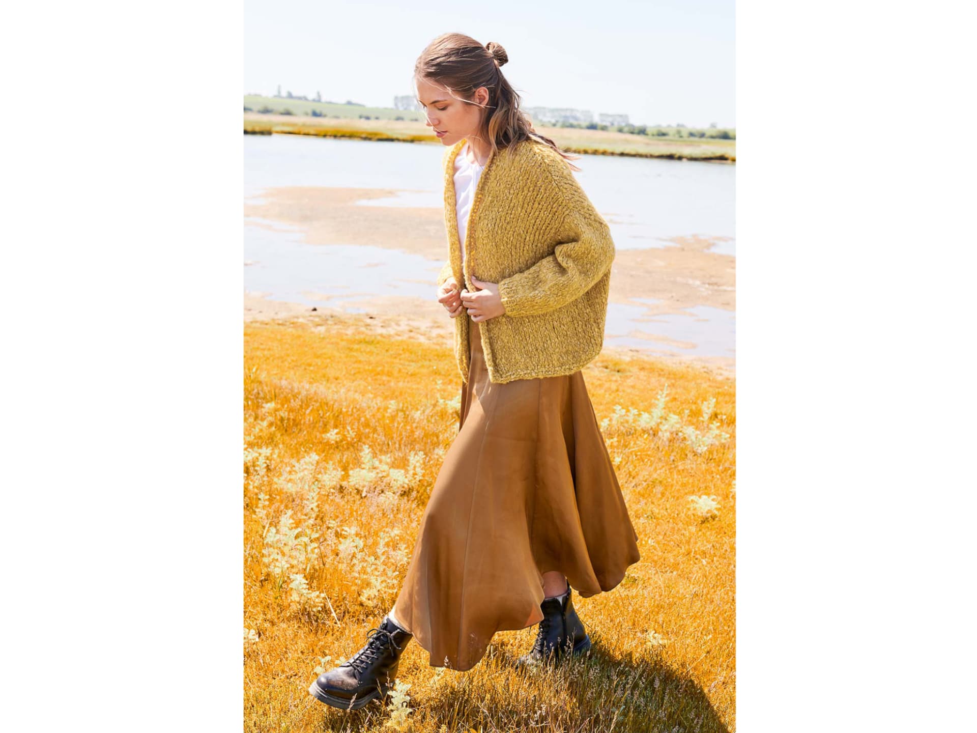 Model in Cardigan mit überlangen Schultern von Lana Grossa