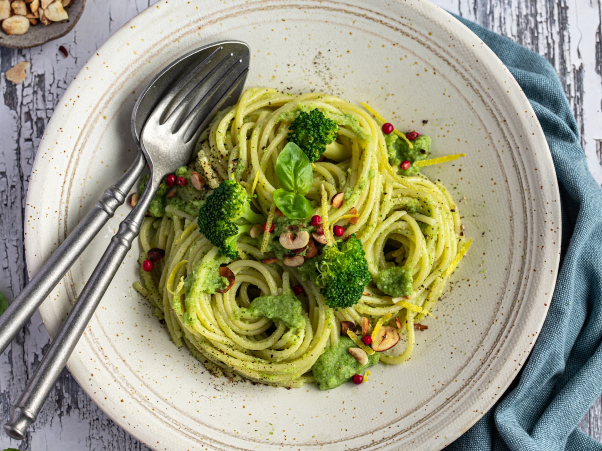 Pasta mit Brokkoli-Nuss-Pesto