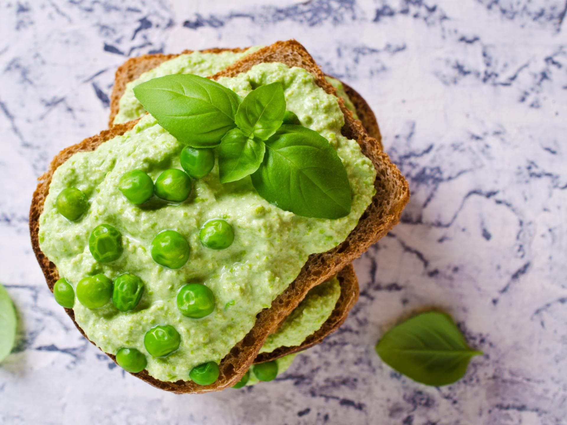 Toast mit Erbsencreme