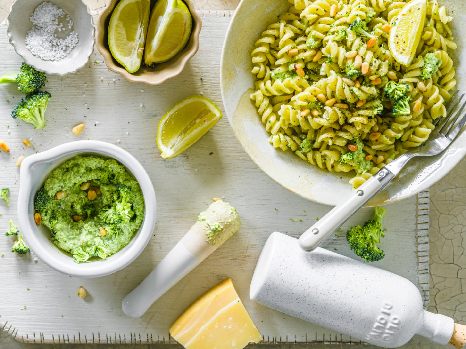 Pasta und selbst gemachtes Brokkoli-Zitronen-Pesto