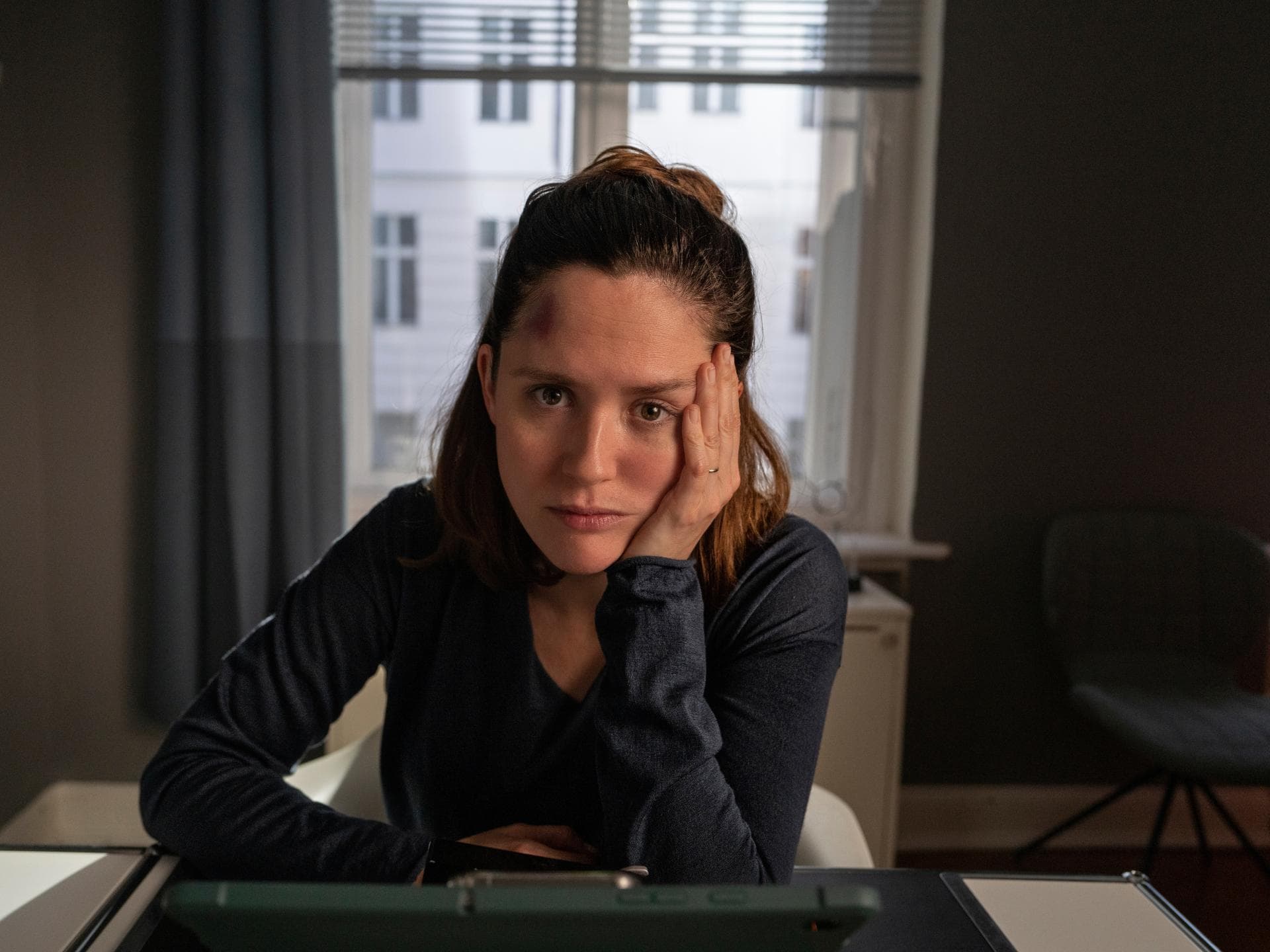 Emily Cox als Emma Turgut im ZDF-Film "Unsichtbarer Angreifer"