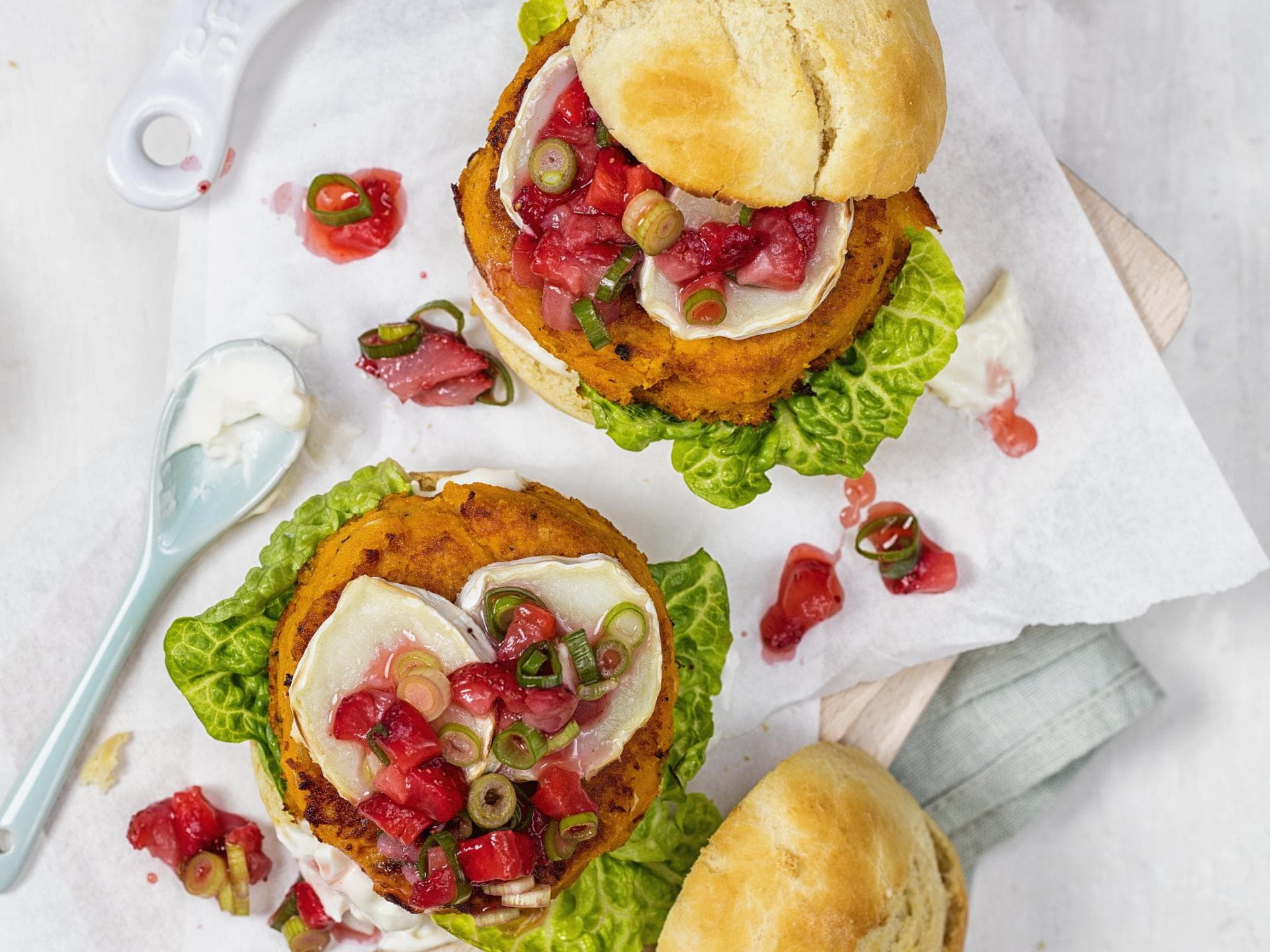 Süßkartoffel-Burger mit Erdbeeren 