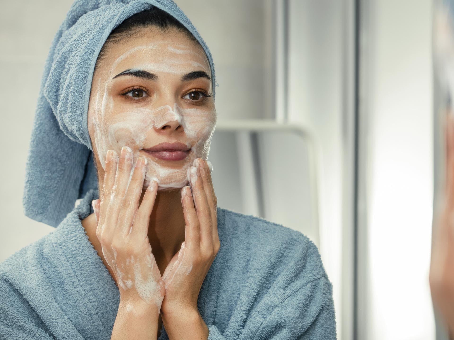 Frau wäscht Gesicht Frau wäscht Gesicht