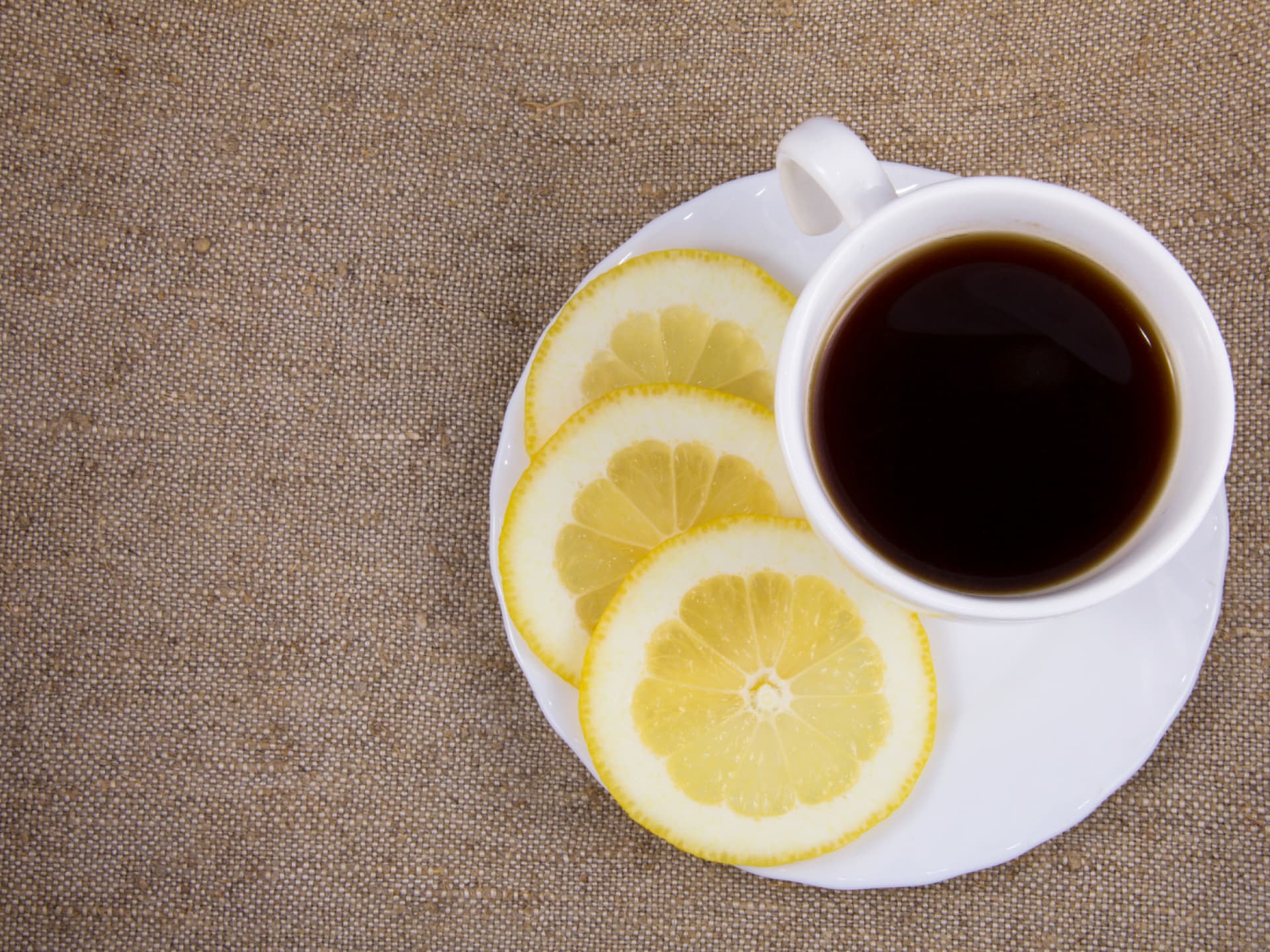 Kaffee mit Zitronenscheiben zum Abnehmen Kaffee mit Zitronenscheiben zum Abnehmen