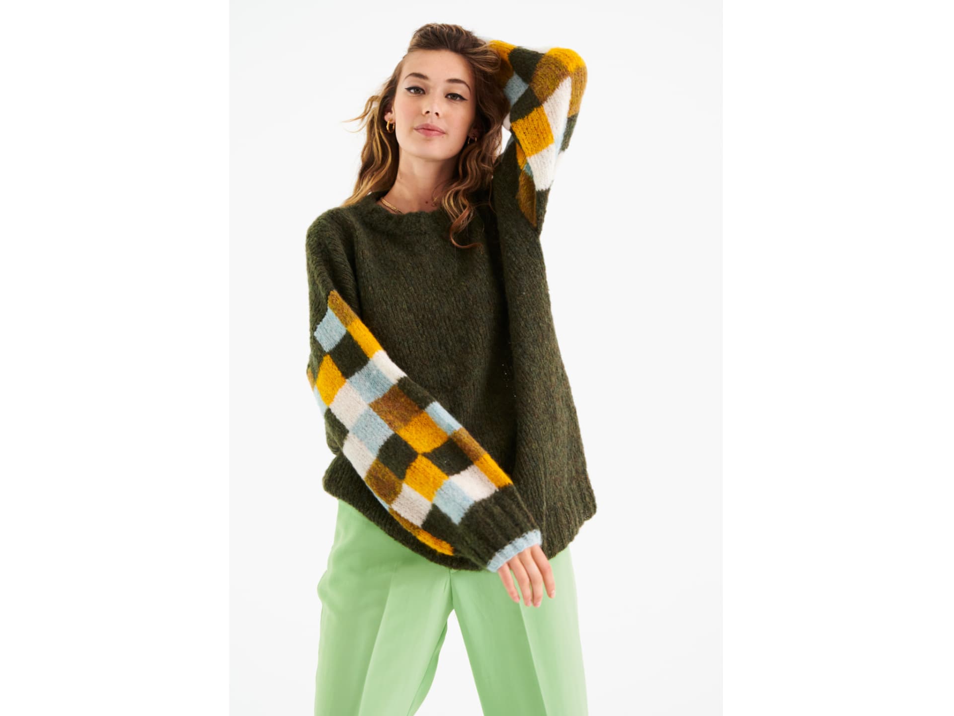 Model in Pullover mit karierten Ärmeln von Lana Grossa
